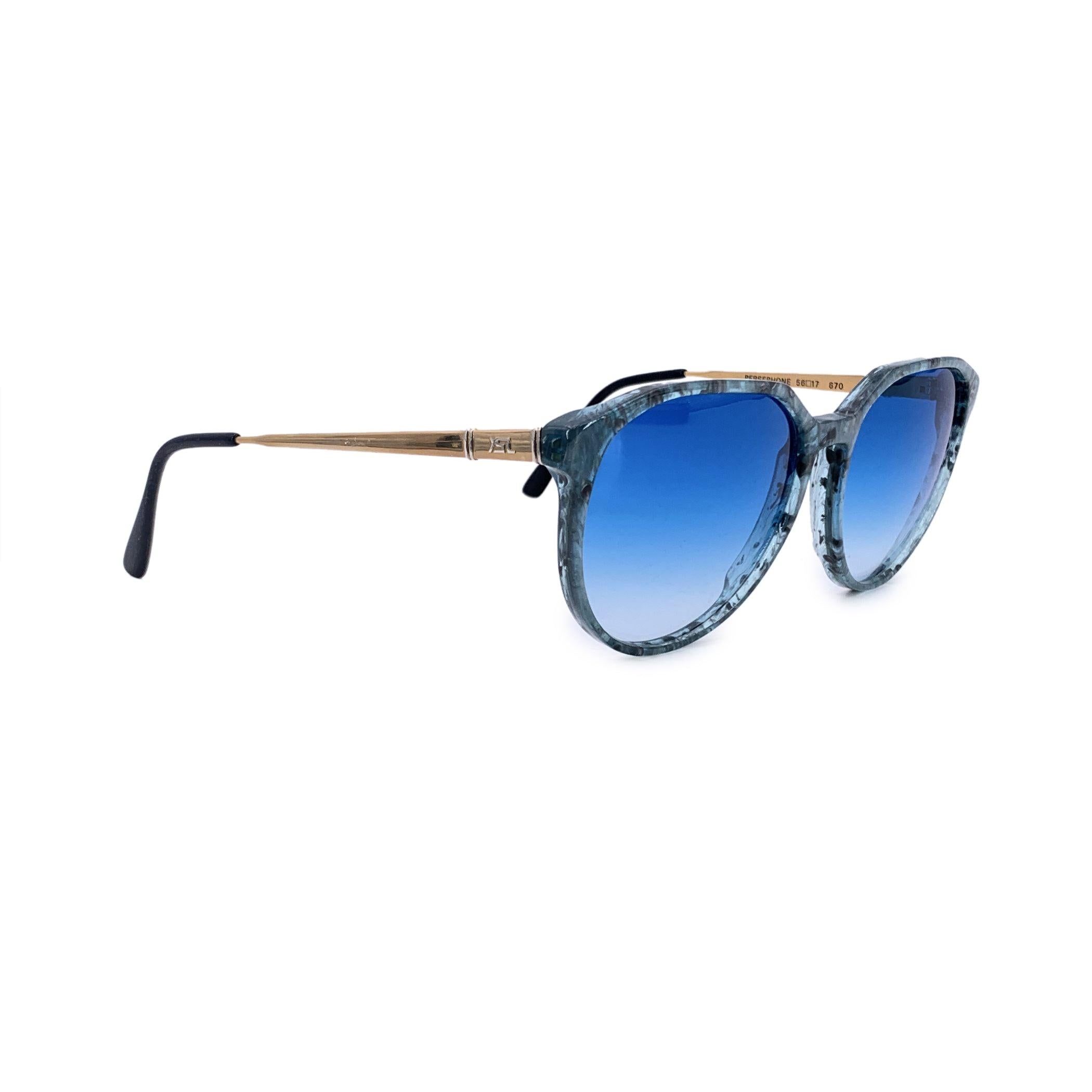 Dall'epoca d'oro dell'alta moda degli anni '80 arriva un pezzo enigmatico come il suo nome: questi occhiali da sole Yves Saint Laurent Vintage Blue Persephone sono una vera e propria incarnazione di femminilità audace e fascino senza tempo.