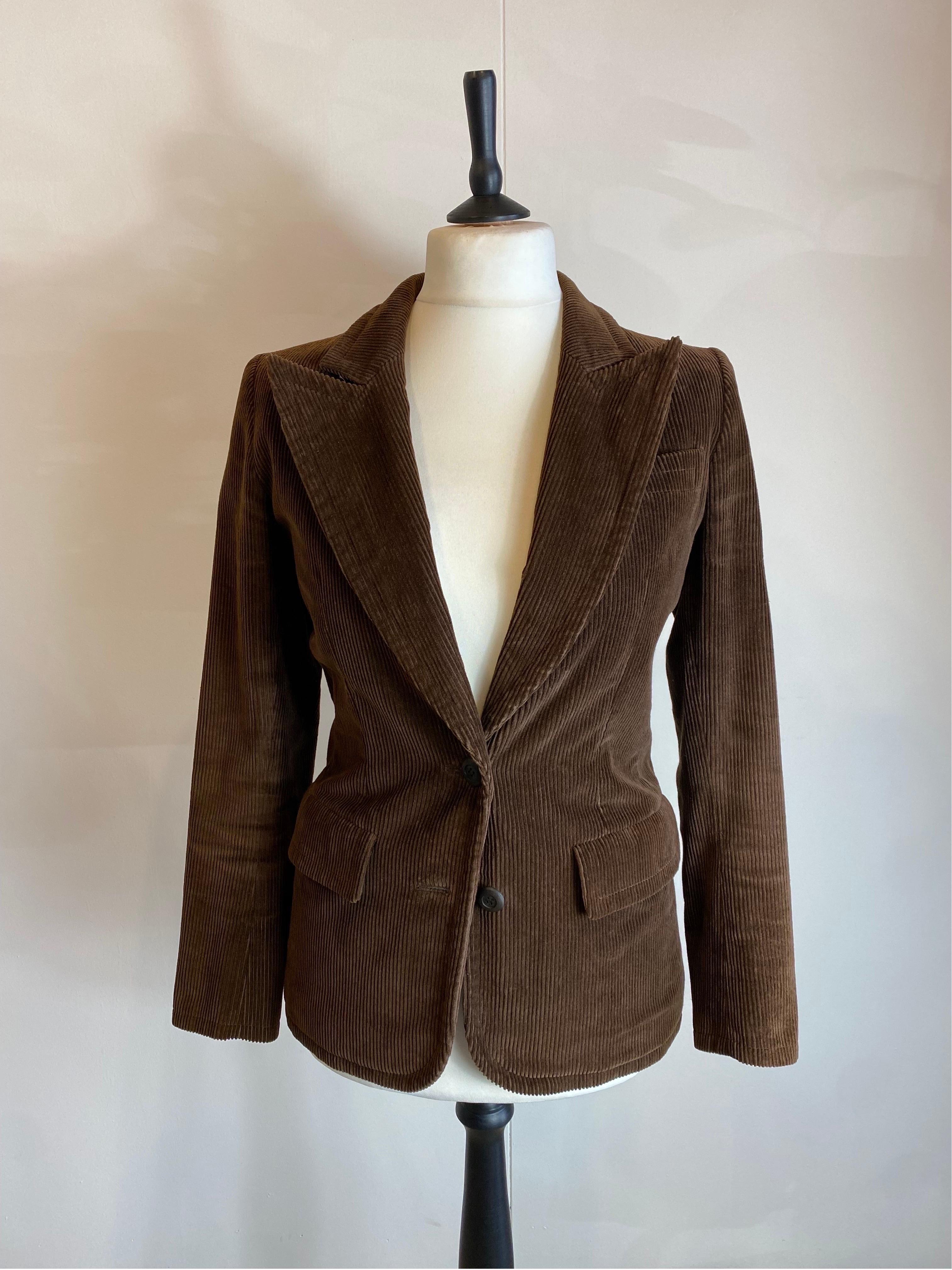 Yves Saint Laurent jacket.
Vintage 90s.
In brown ribs. 100% cotton.
French size 38 which corresponds to an Italian 42.
Shoulders 42 cm
Bust 45 cm
Waist 40cm
Length 73 cm
Second hand item but in excellent general condition, with signs of normal use