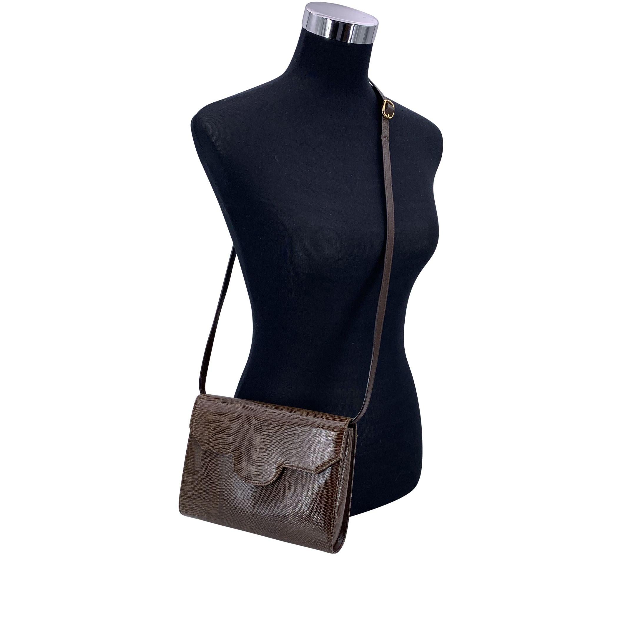 Pièce raffinée issue des archives vintage d'Yves Saint Laurent, ce sac à bandoulière en cuir marron allie un design intemporel à une fonction polyvalente. Son style convertible lui permet d'être porté comme un sac à bandoulière classique avec la