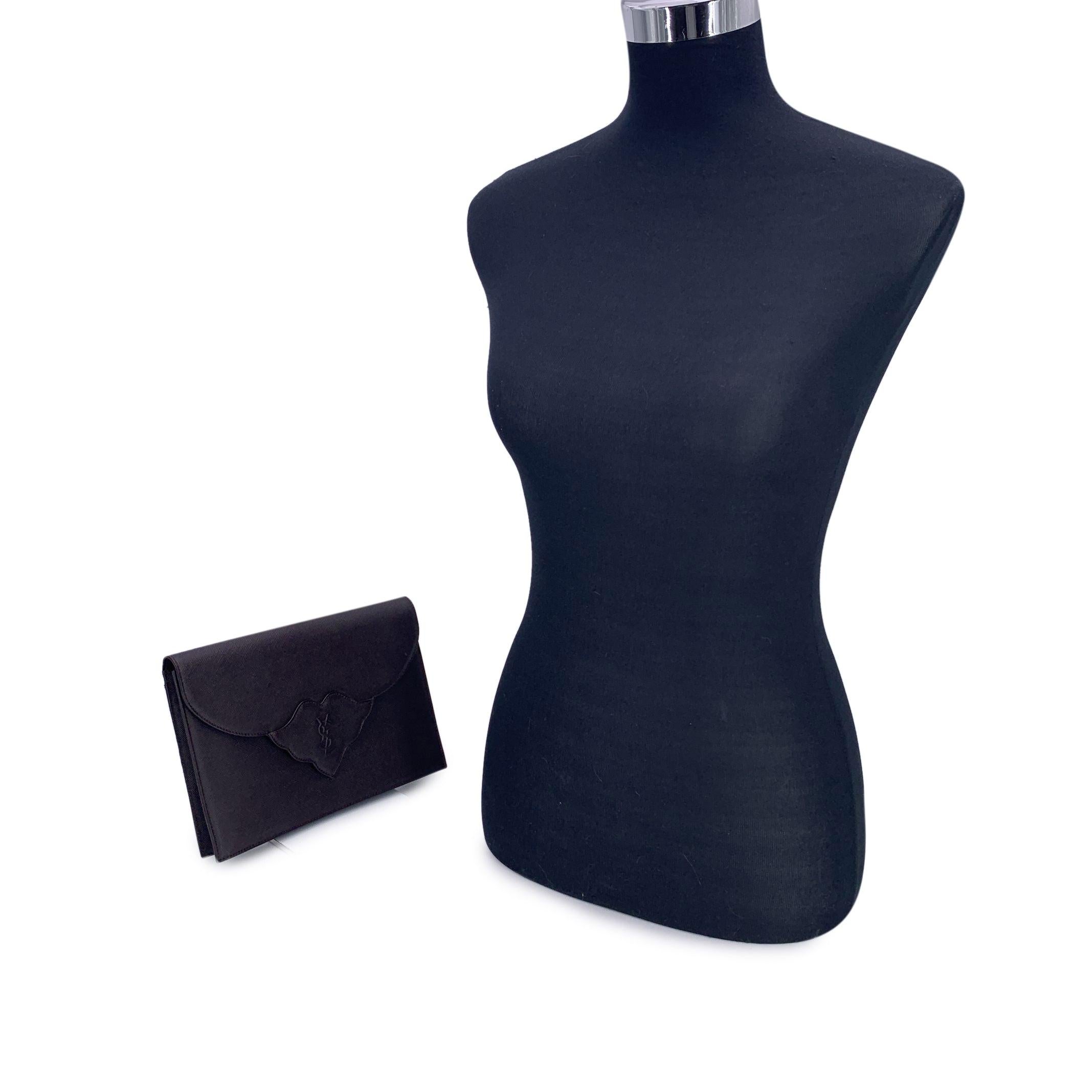 Zeitlose Eleganz mit dieser Yves Saint Laurent Clutch im Vintage-Stil - ein wahres Sinnbild für klassische Pariser Raffinesse. Dieses raffinierte Stück aus braunem Leder erinnert an den unaufdringlichen Glamour vergangener Epochen. Die strukturierte