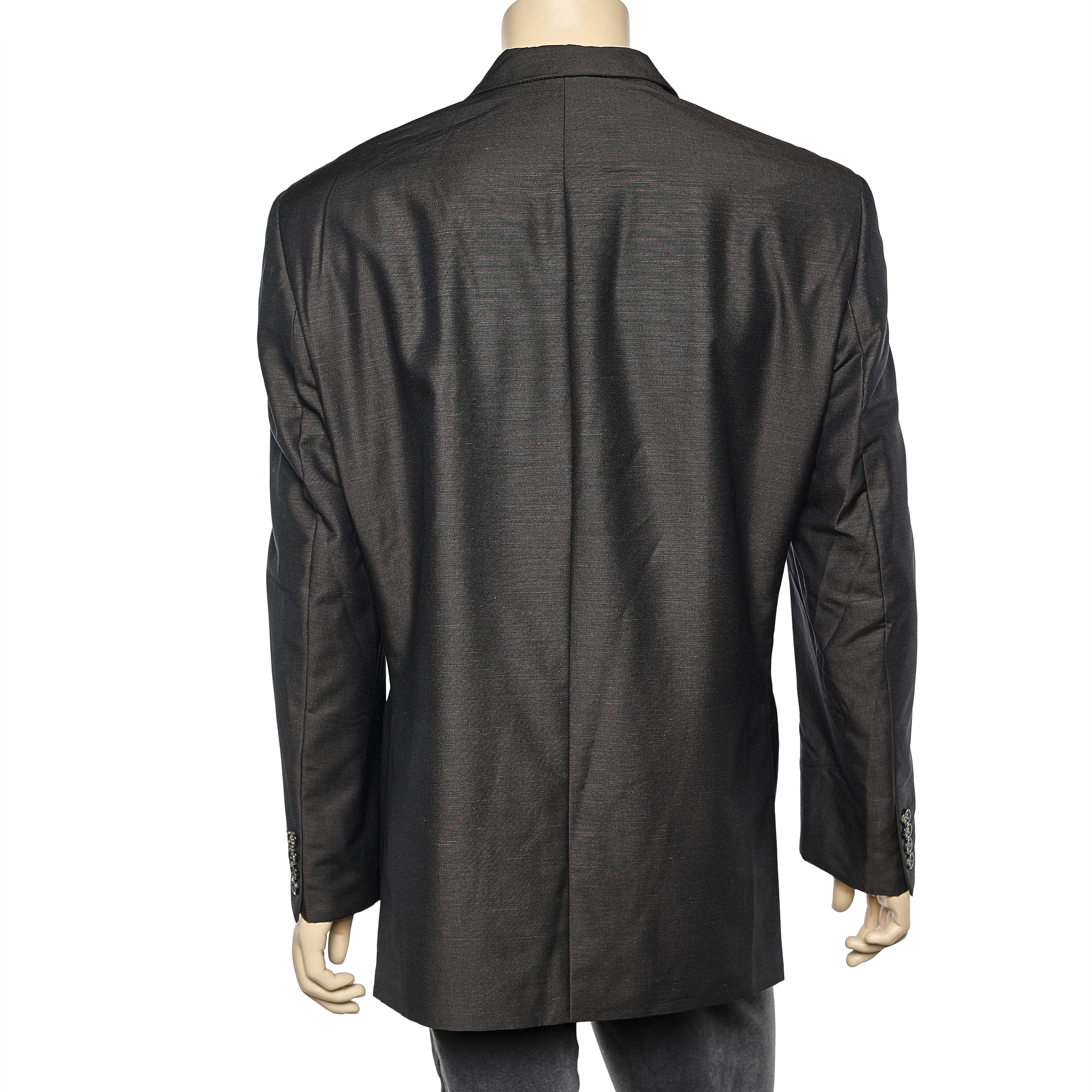 Ce superbe blazer de la maison Yves Saint Laurent vient enrichir votre collection de vêtements de soirée. Conçu dans une luxueuse étoffe de soie et de laine marron, ce blazer est doté d'un devant boutonné et de trois poches. Il est doté de manches