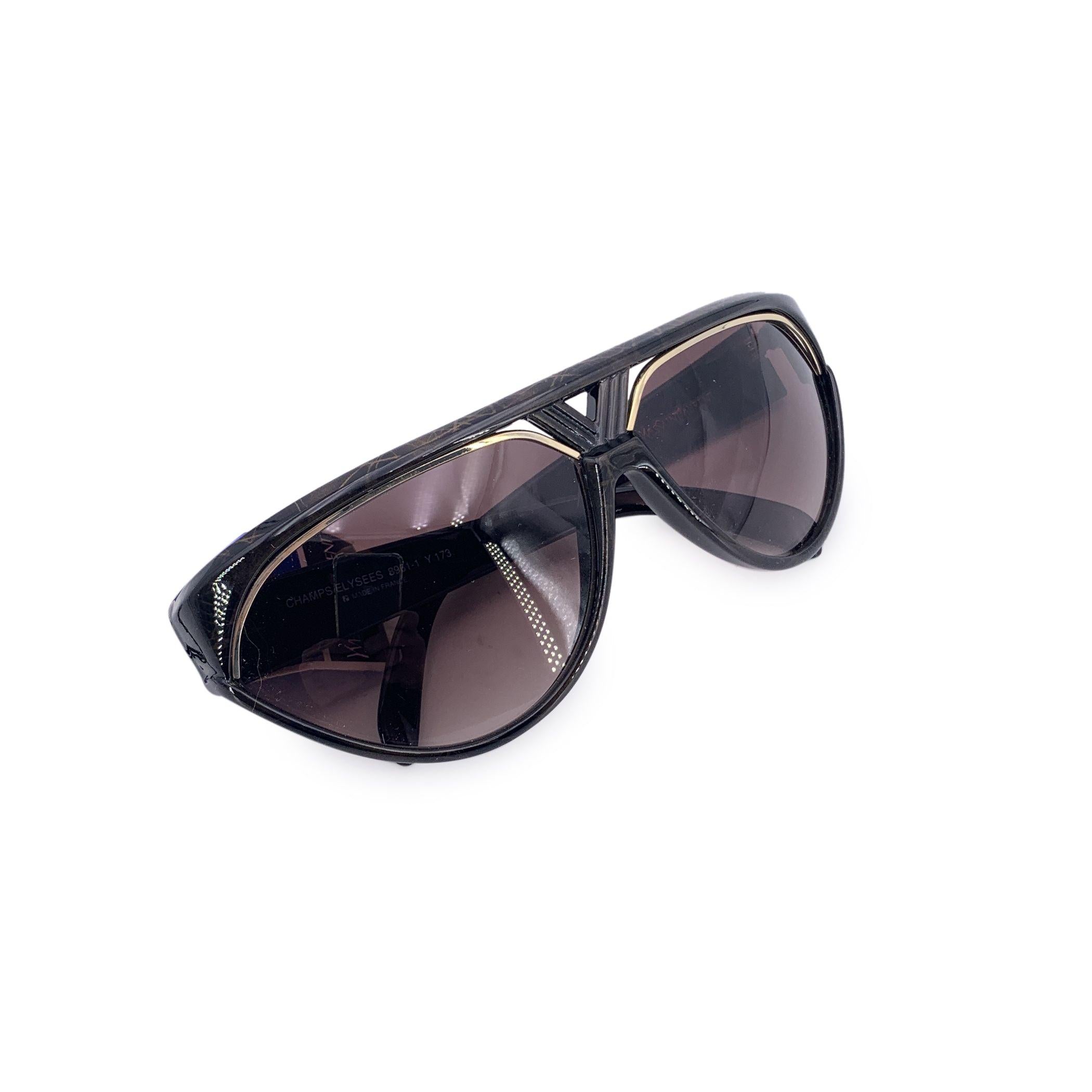 Mit der Yves Saint Laurent Vintage Champs-Élysées 8961-1 Sonnenbrille tauchen Sie ein in den unverfälschten Glamour des Paris der 1980er Jahre - ein Modell, das genauso ikonisch ist wie der Boulevard, nach dem es benannt wurde. Diese in Frankreich