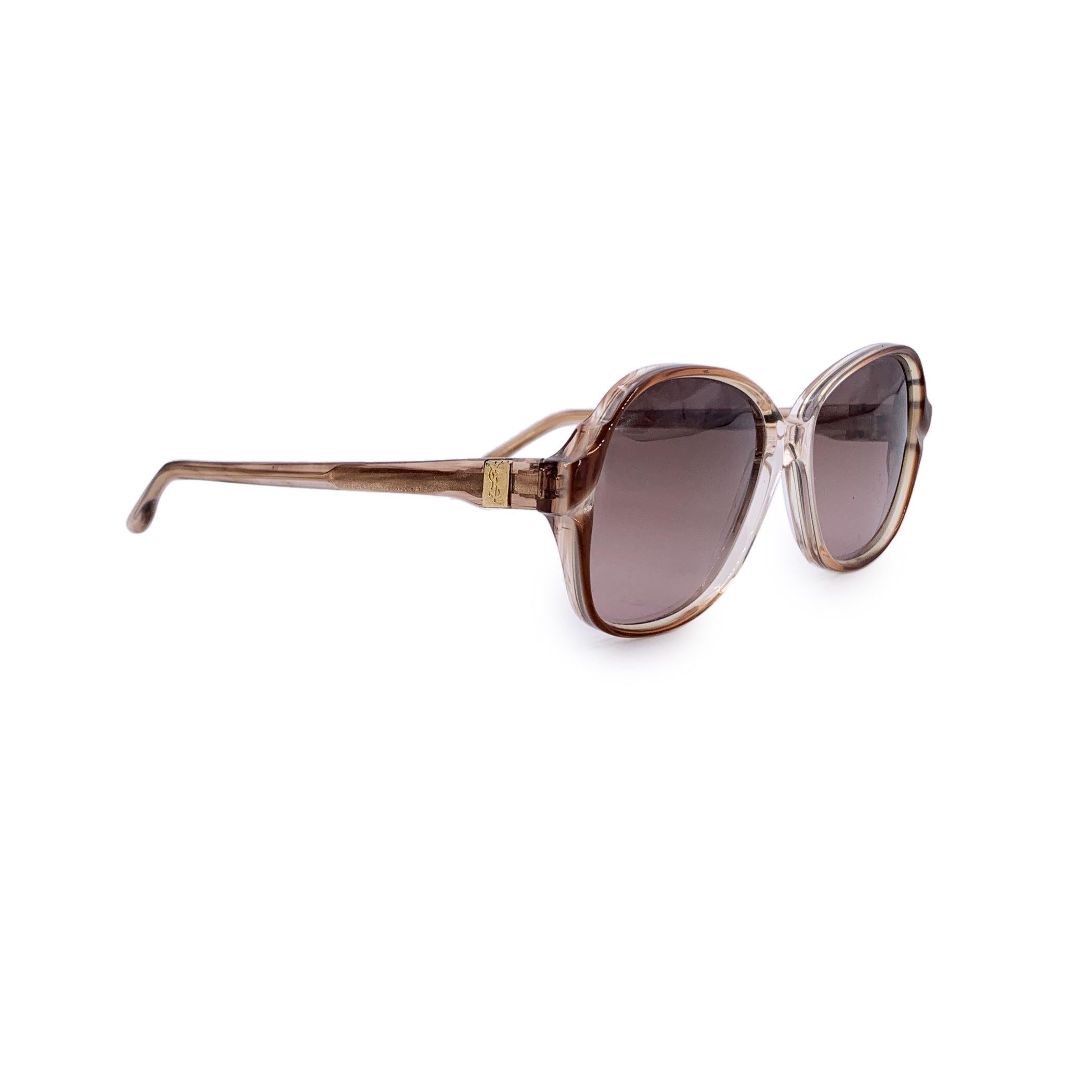 Desde el corazón de la moda parisina de los años 80, las gafas de sol Yves Saint Laurent Vintage Rose Pluton son una declaración suave de atrevida elegancia. Fabricadas en Francia y elaboradas con plástico resistente, estas gafas de sol para mujer