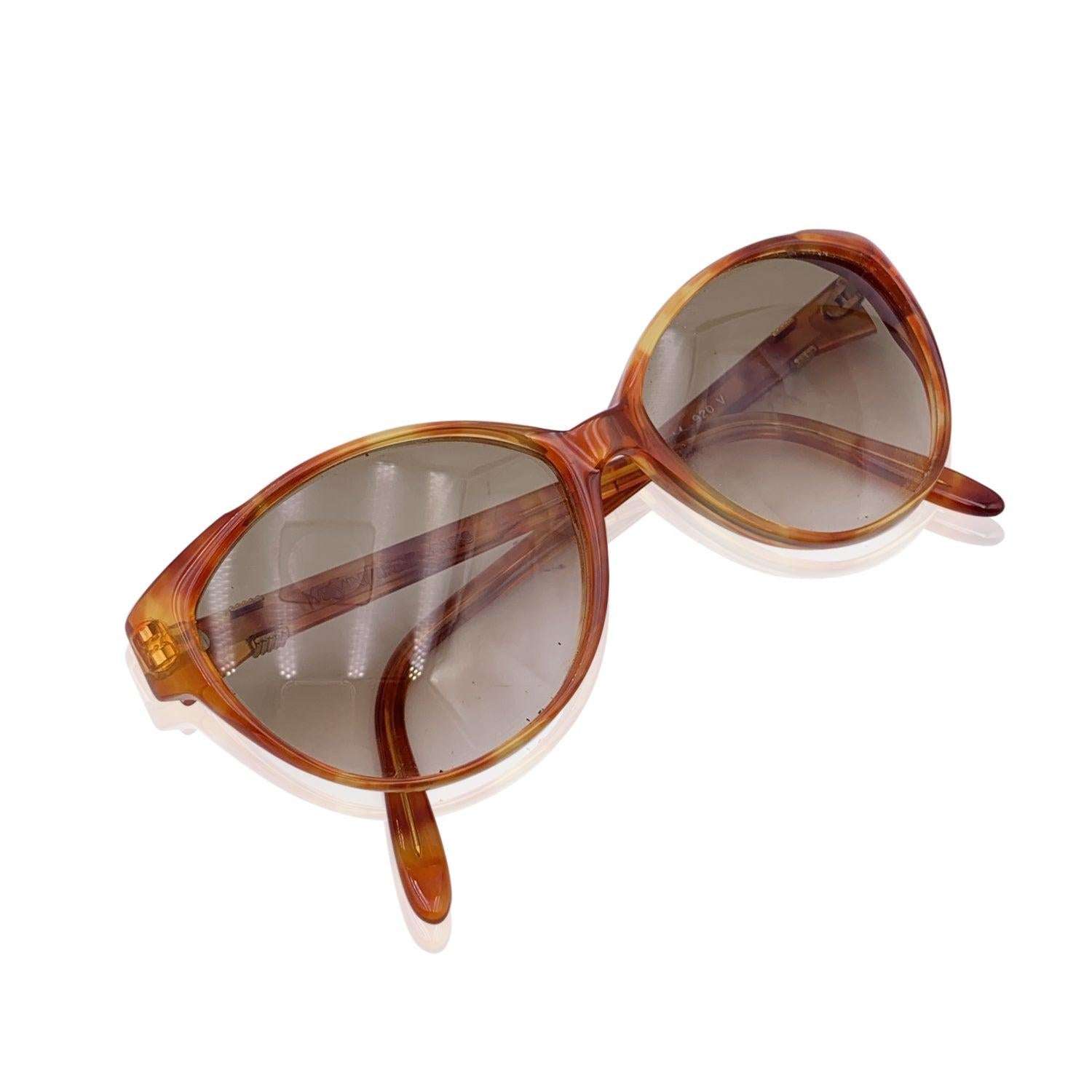 Vintage YVES SAINT LAURENT Vintage Sunglasses, Made in France. Model: TOHAS - 56/14 - 920 V. Tortoise Brown Acetate frame - YSL logos on temples. Gradient brown 100% UV lenses Details MATERIAL: Acetate COLOR: Brown MODEL: Tohas GENDER: Women COUNTRY
