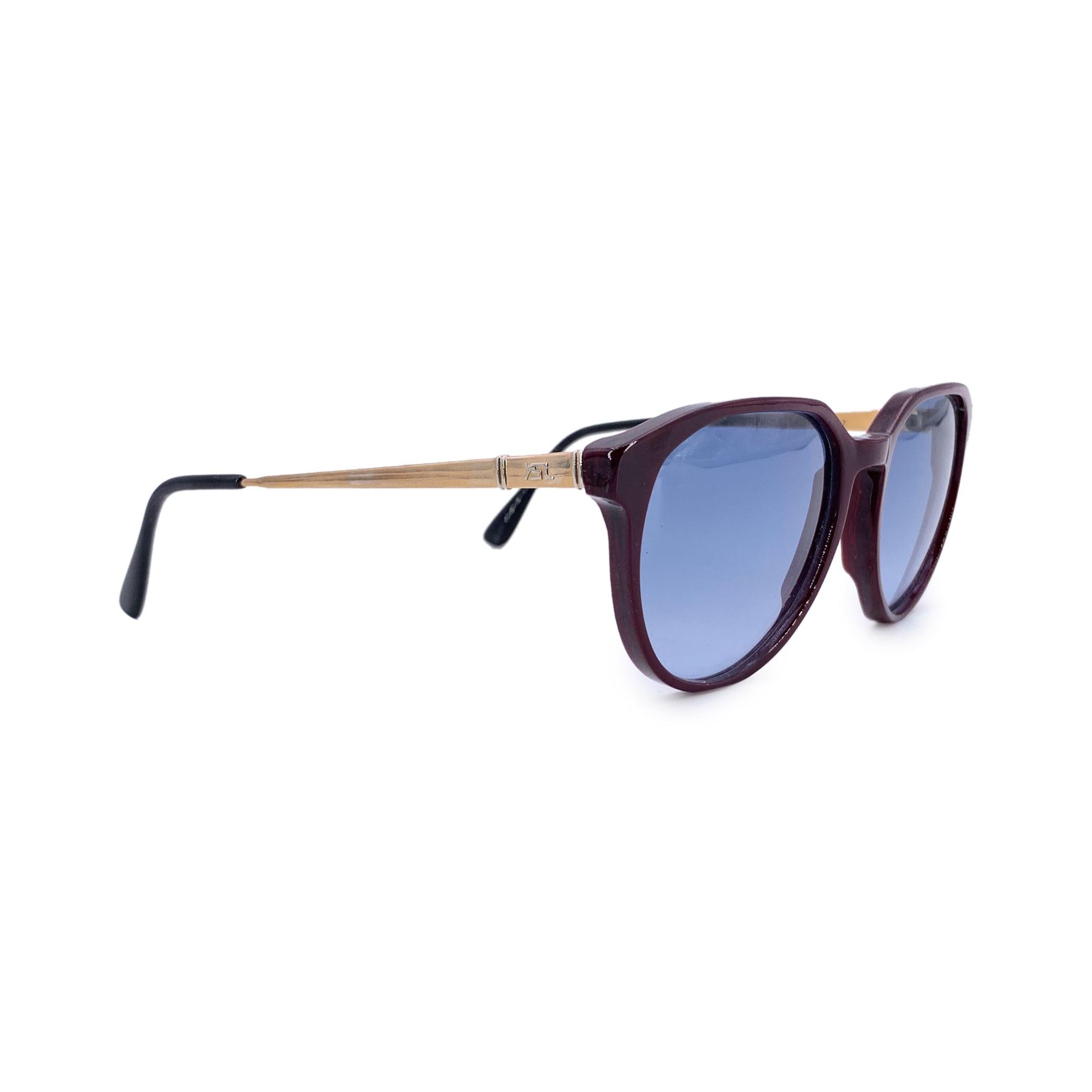 Aus dem goldenen Zeitalter der Haute Couture der 1980er Jahre stammt ein Stück, das so rätselhaft ist wie sein Name - diese Yves Saint Laurent Vintage Burgundy Persephone Sonnenbrille ist eine wahre Verkörperung von kühner Weiblichkeit und zeitloser