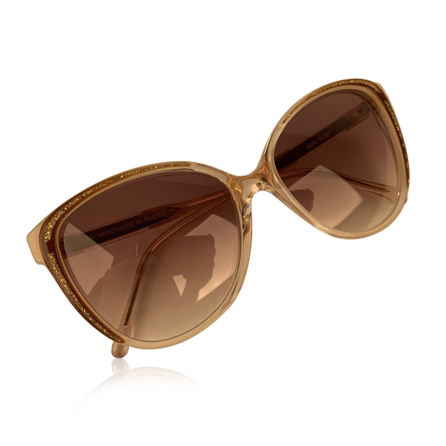 Vintage YVES SAINT LAURENT butterfly sunglasses, mod. 8346. Ivory acetate frame with Gold glitter detailing on corners. YSL signatures on the side of the arms. model: 8346 S - P21. 100% UV excellent quality gradient brown lens. Made in France

Any
