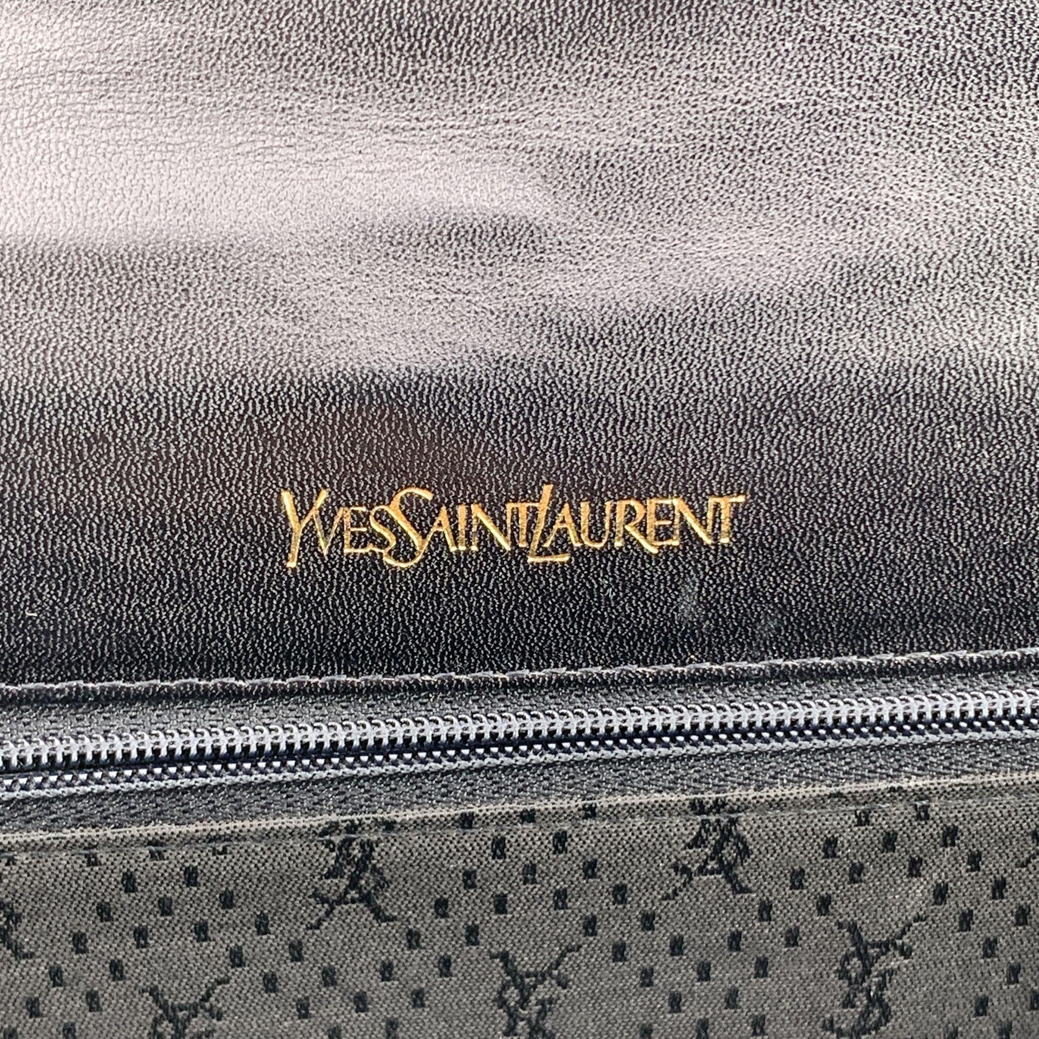 Yves Saint Laurent - Pochette in vernice nera goffrata vintage In condizioni ottime in vendita a Rome, Rome