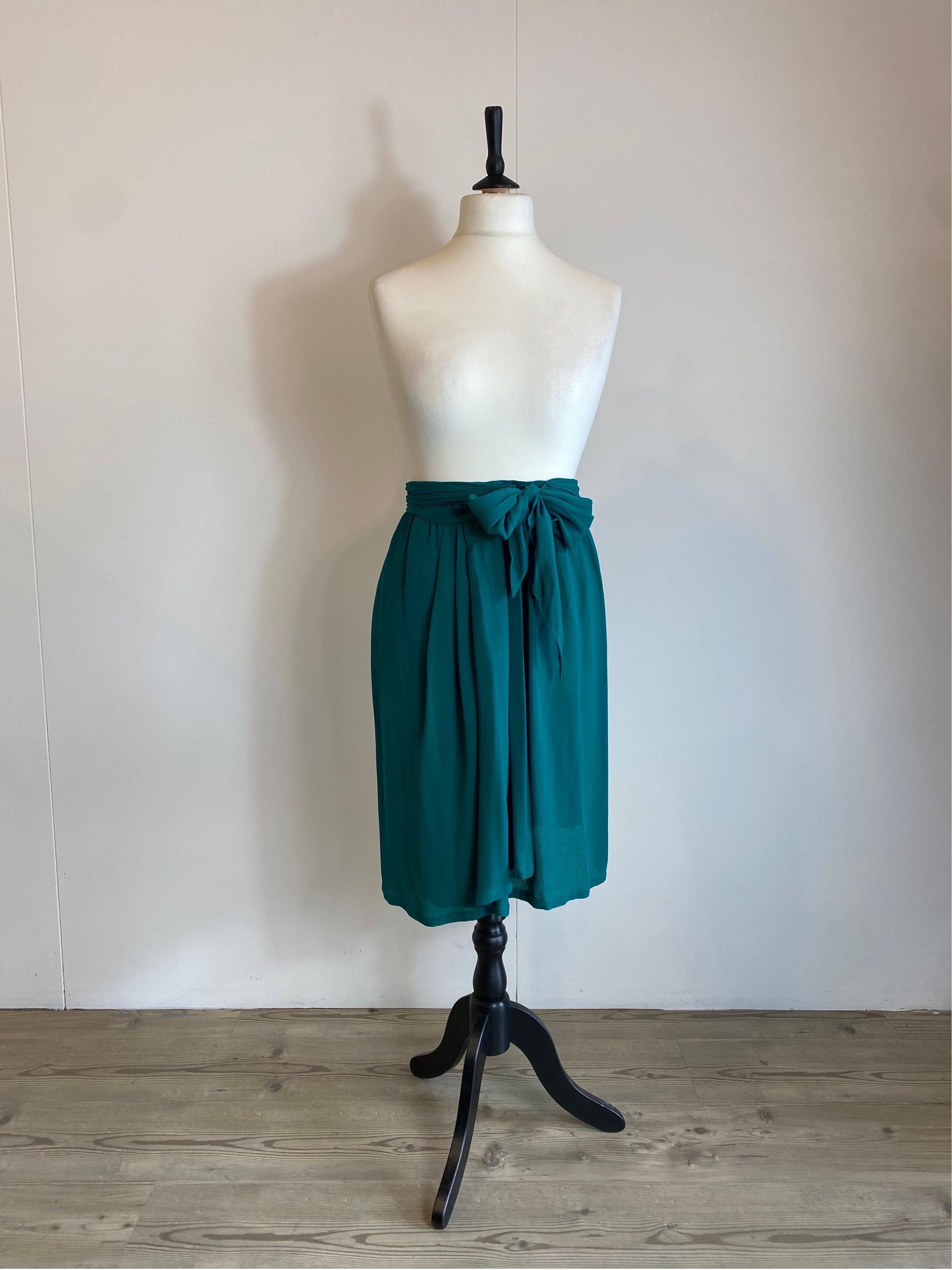Yves Saint Laurent vintage skirt.
Made of 100% silk. Emerald green colour.
Wallet closure.
Size 40 French which corresponds to 44 Italian
Waist 36 cm
Length 60 cm
Excellent general condition, with minimal signs of normal use.