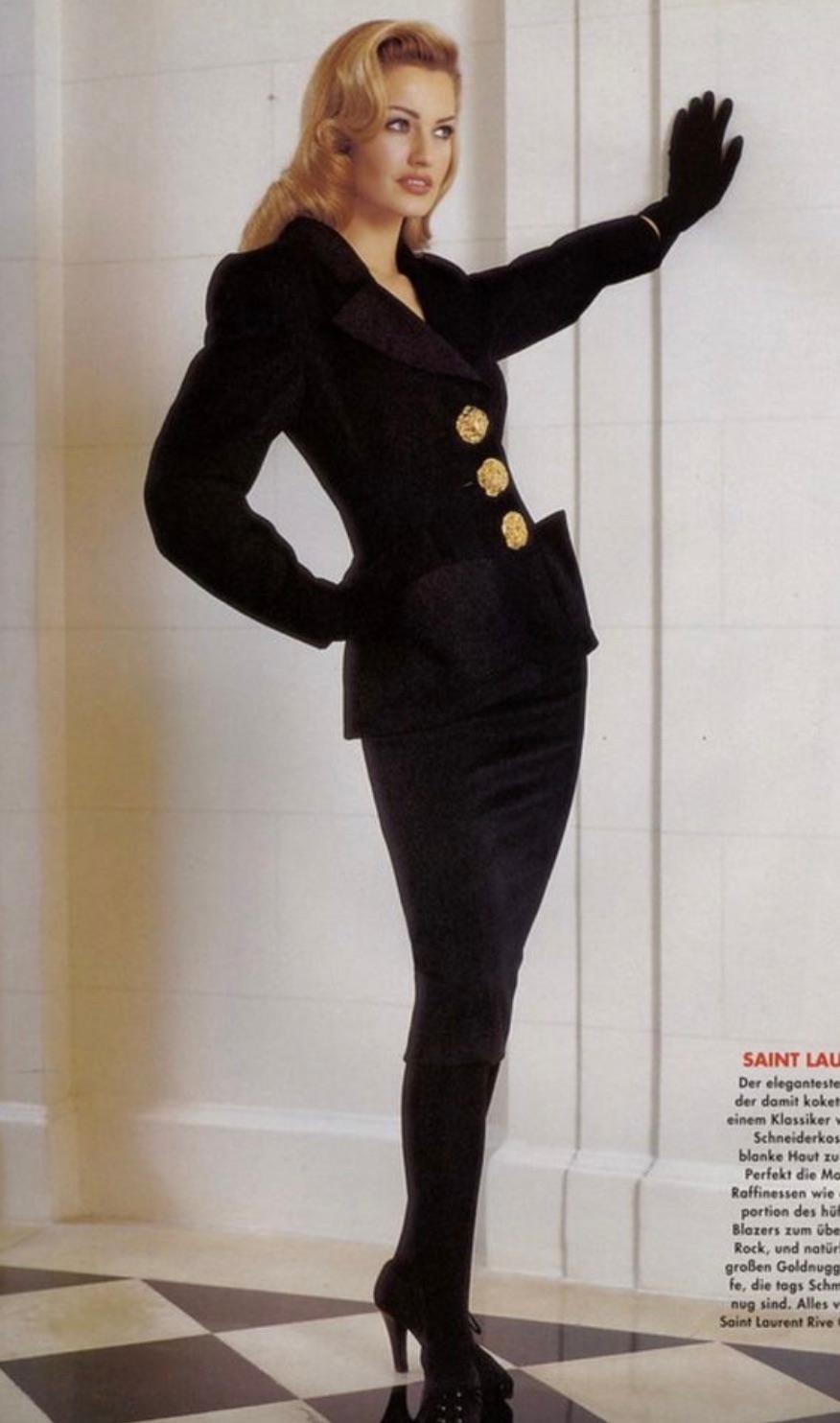This stunning Yves Saint Laurent tailored jacket from Fall/Winter 1992 collection is a masterpiece of craftsmanship and style. It features an architectural construction, highlighted by prominent front pockets that add both functionality and a bold
