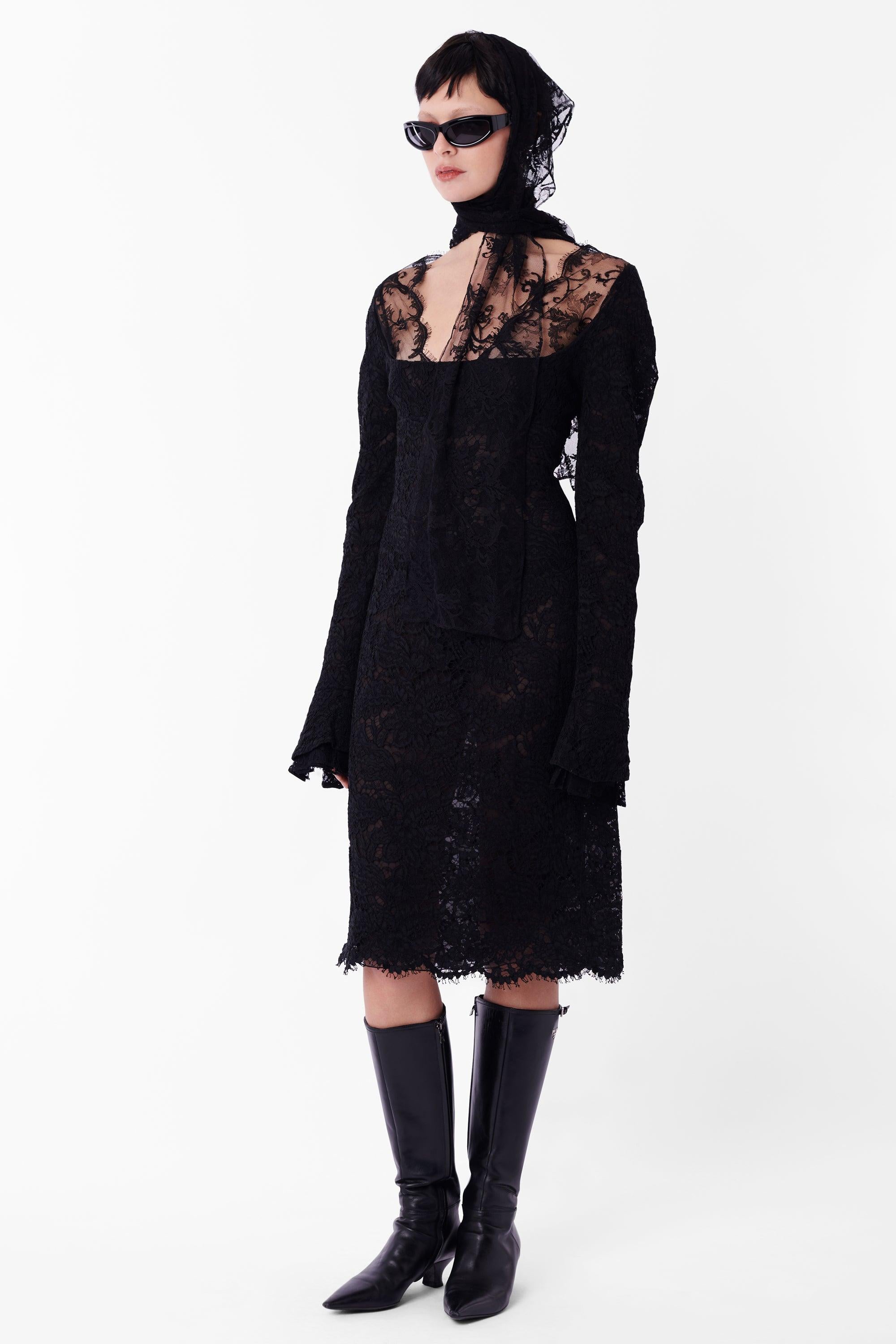 Vintage Yves Saint Laurent by Tom Ford Herbst Winter 2002 seltenes schwarzes Kleid aus Guipure-Spitze. Wie auf dem Laufsteg gesehen, Look 33. Body aus Guipure-Spitze, lange Ärmel mit plissierten Manschetten, offener, quadratischer Halsausschnitt mit