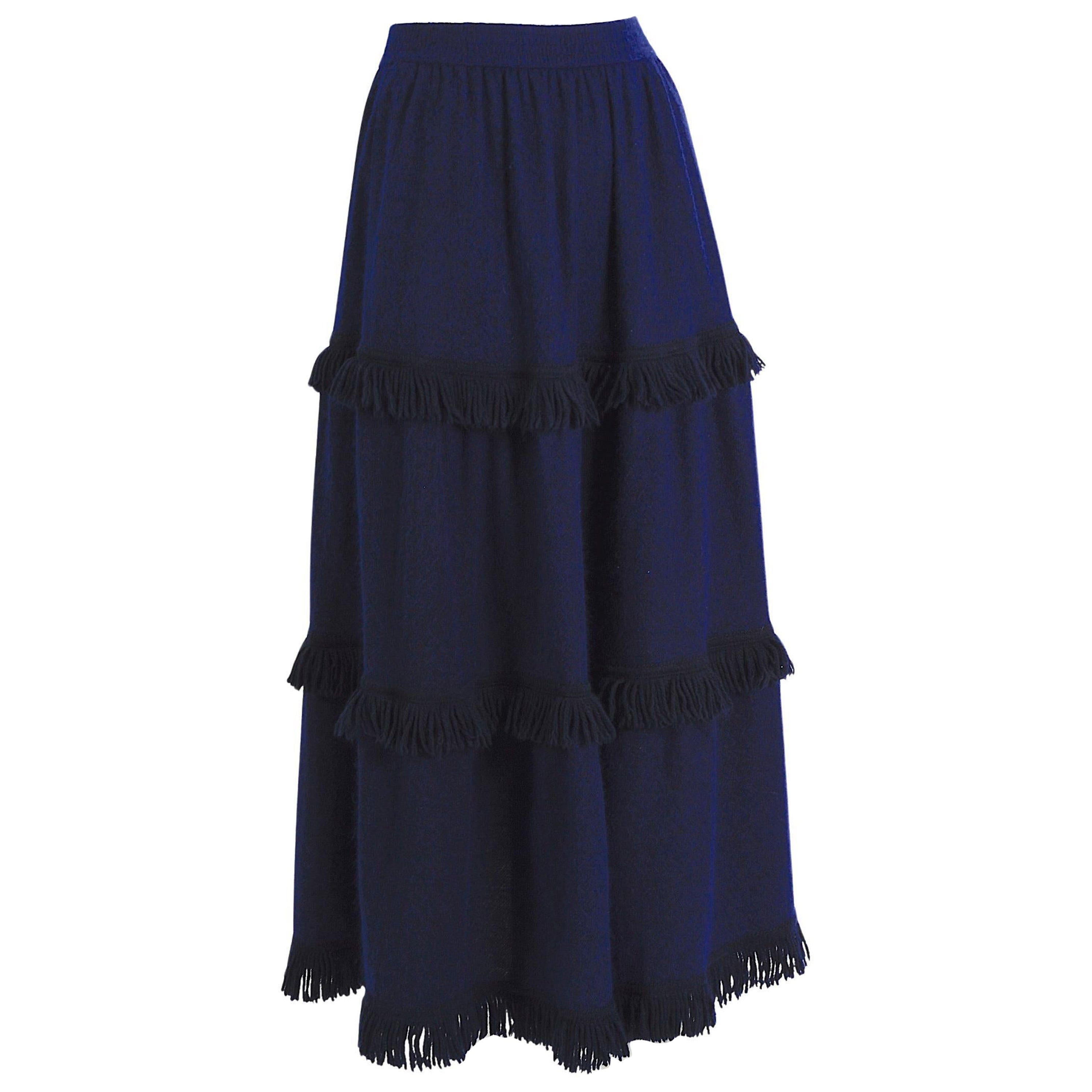 Yves Saint Laurent Vintage Otoño-Invierno 1977 Falda larga de flecos de punto azul claro en venta