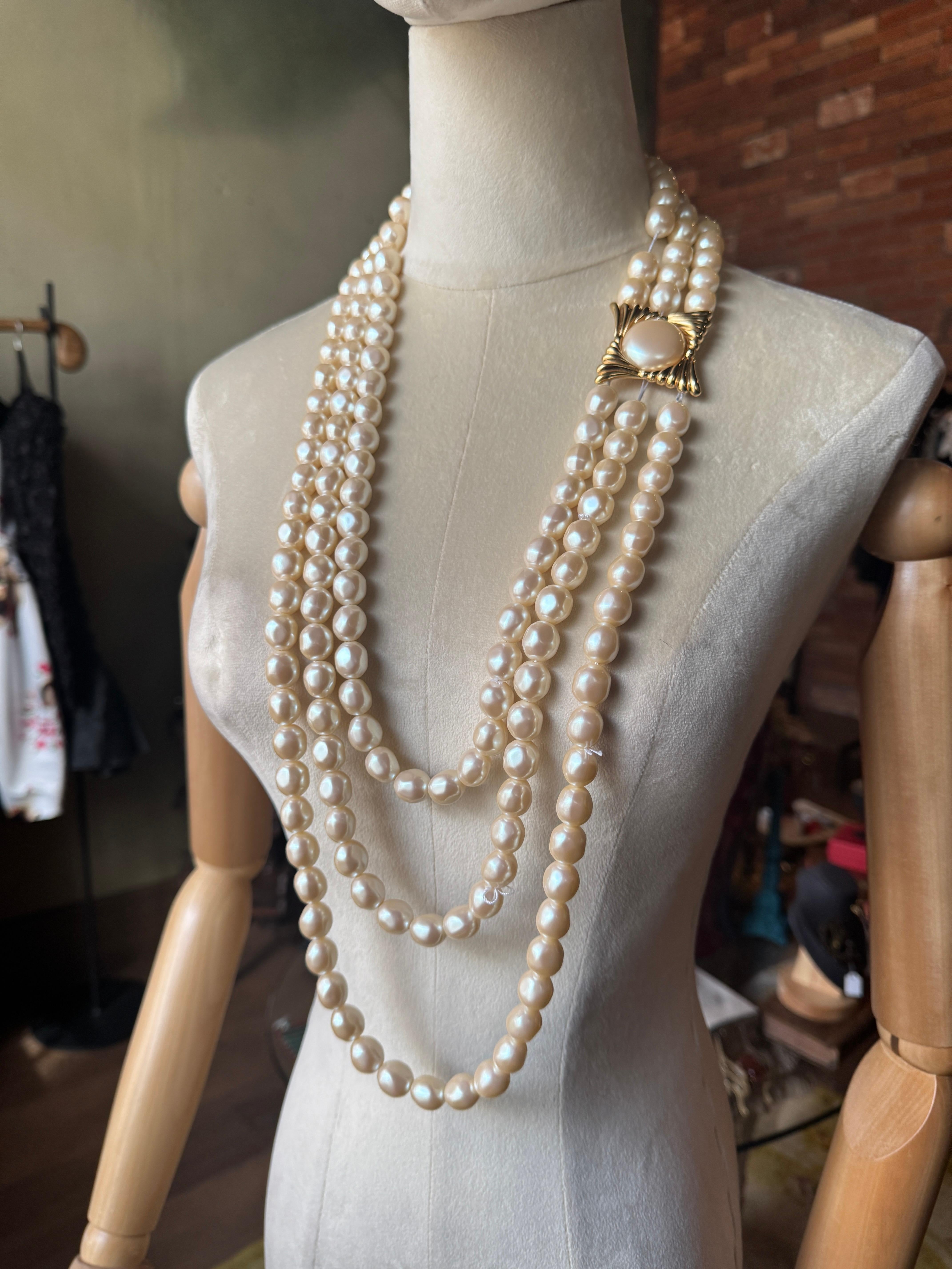 Collier multi-brins Yves Saint Laurent vintage en fausses perles

Longueur du fil le plus long - 101 cm

Condit - très bon, les filets ont besoin d'être un peu resserrés

........Informations complémentaires ........

- La photo peut être légèrement