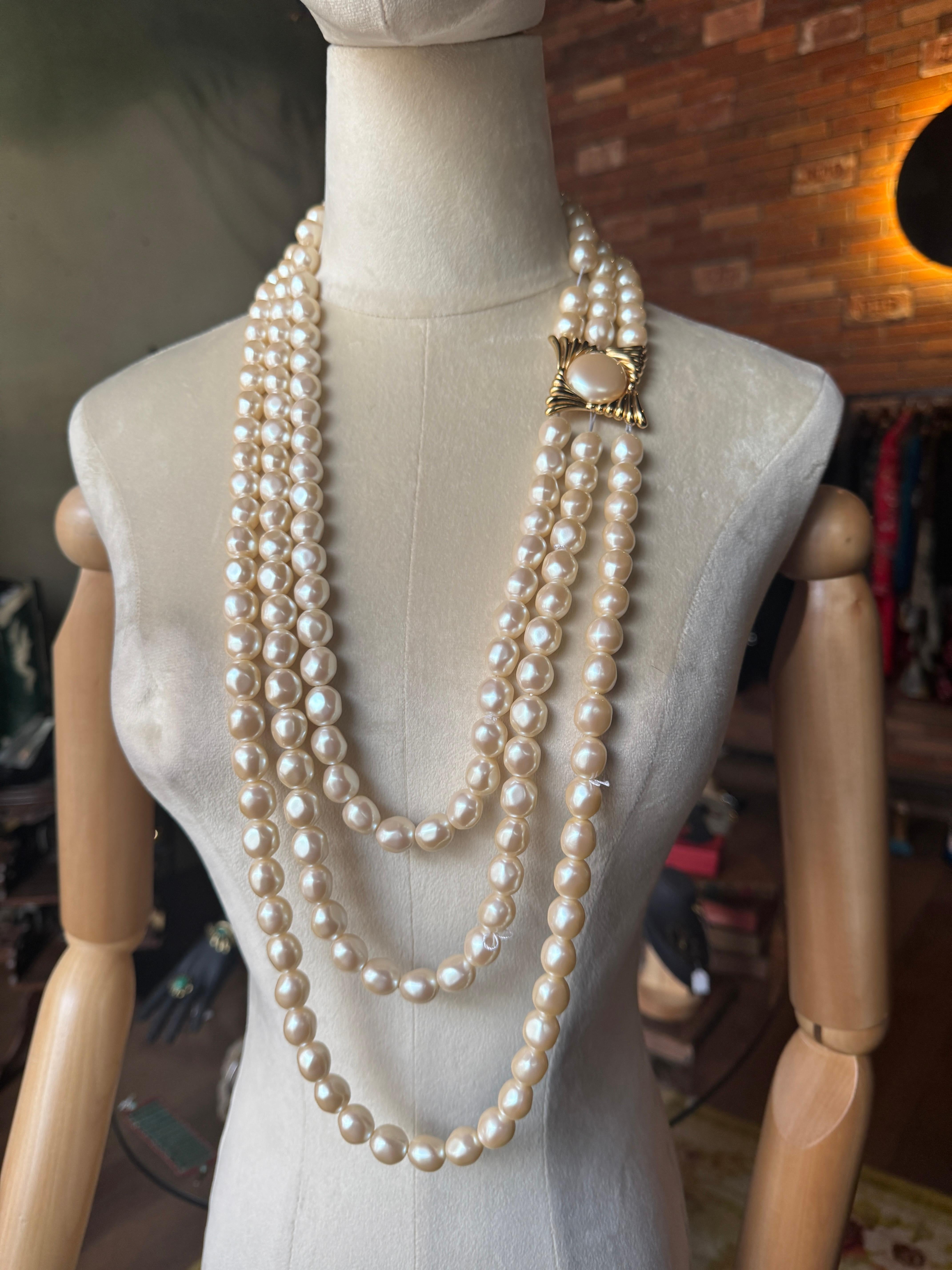 Baroque Collier multi-brins Yves Saint Laurent vintage en fausses perles en vente