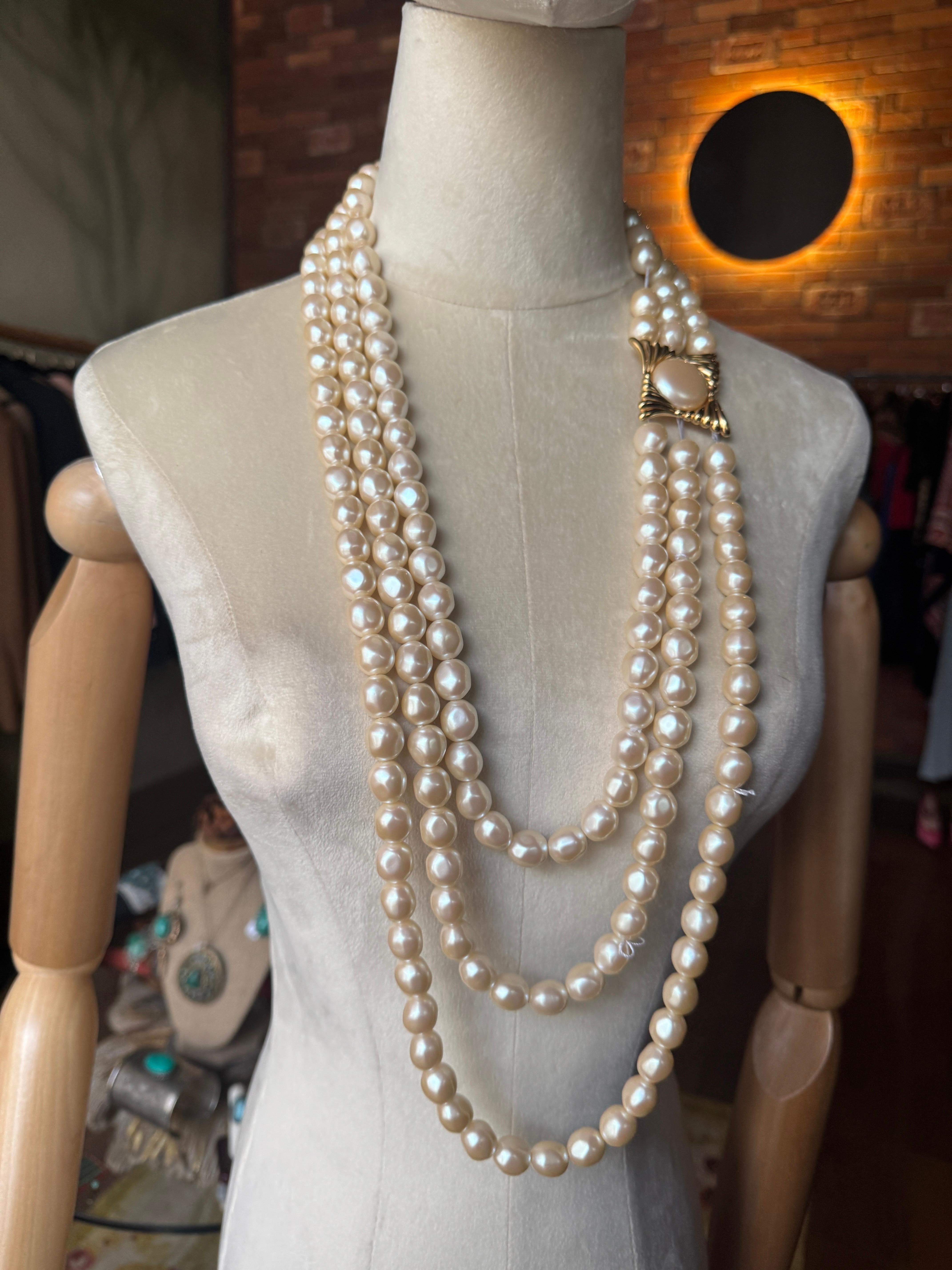 Collier multi-brins Yves Saint Laurent vintage en fausses perles Pour femmes en vente