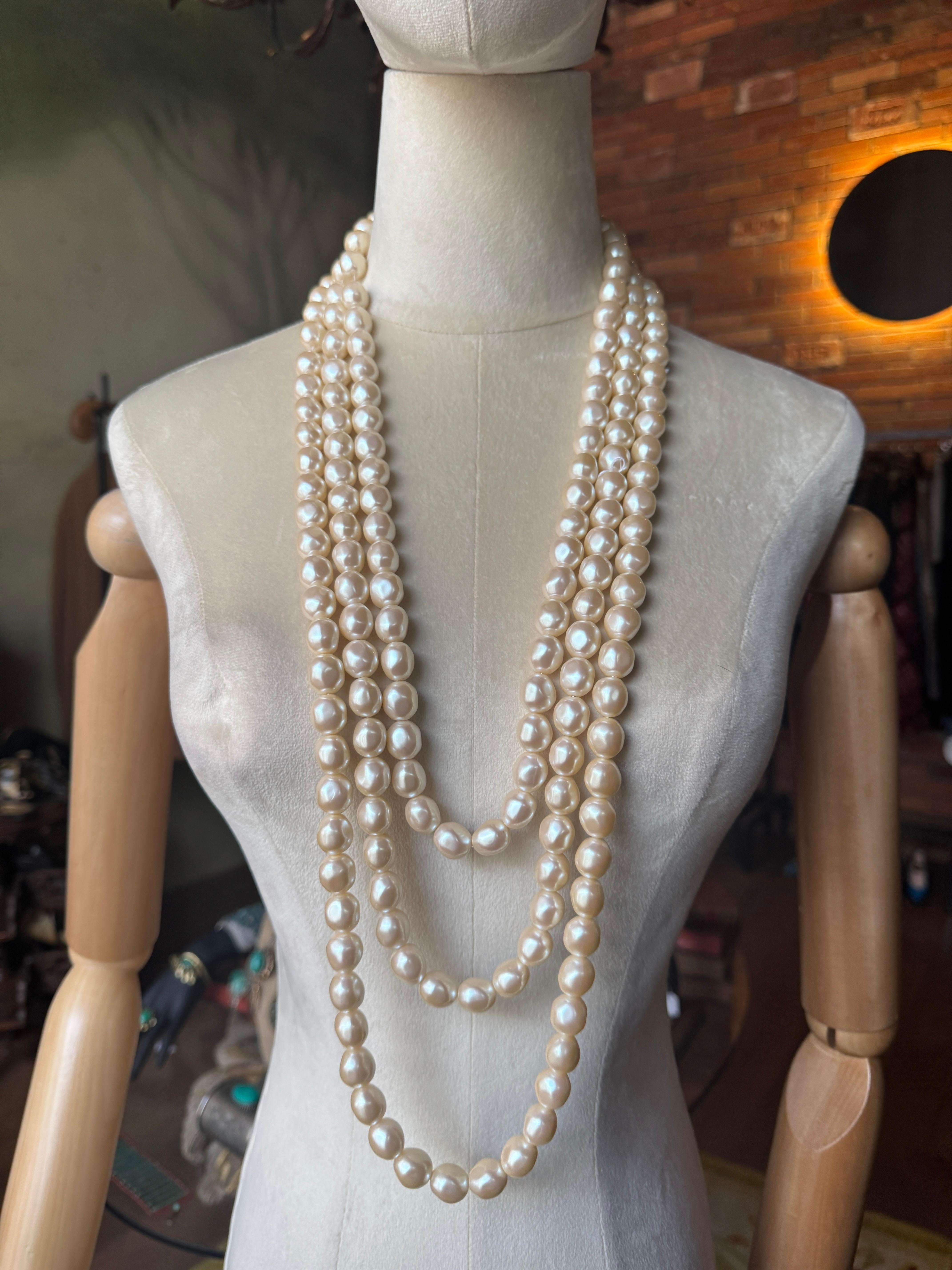 Collier multi-brins Yves Saint Laurent vintage en fausses perles en vente 1