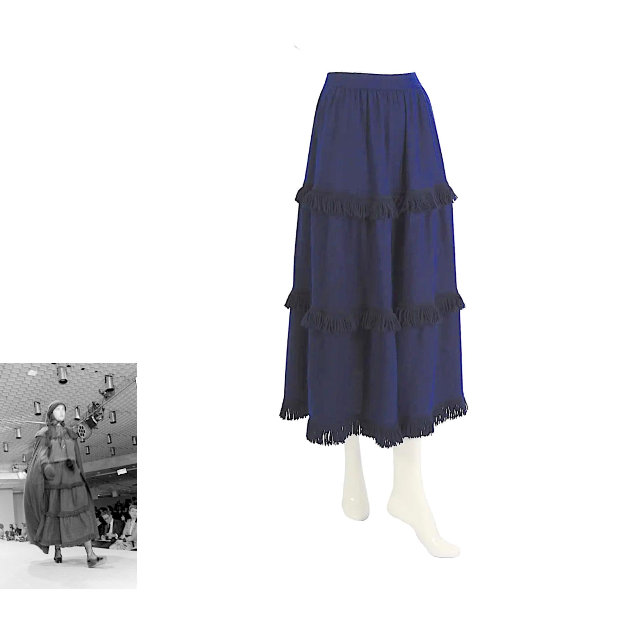 Yves Saint Laurent Vintage Fall Winter 1977 Light Knit Blue Long Fringe Skirt In Excellent Condition In Antwerpen, Vlaams Gewest