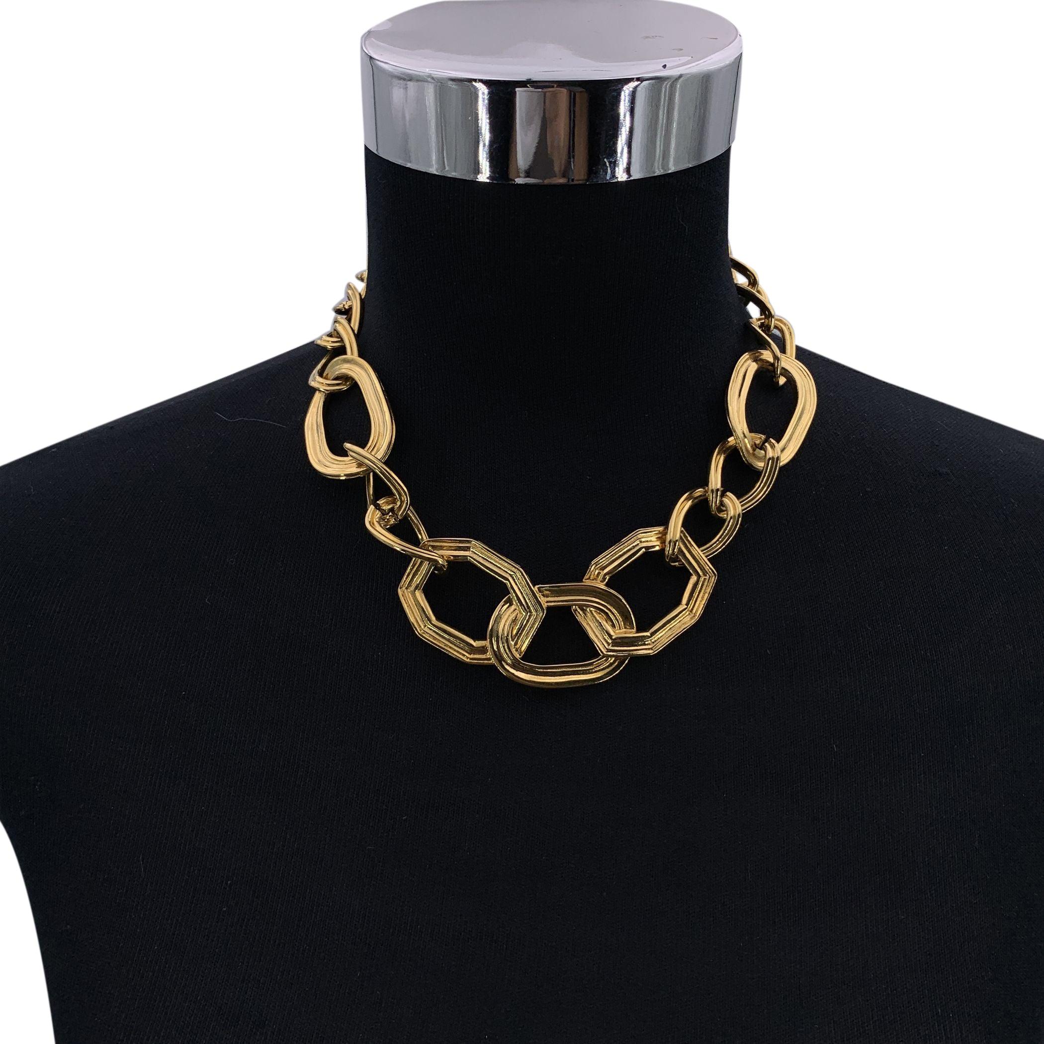 Vintage By Yves Saint Laurent Gold Metallkette Halskette. Kettenglied in verschiedenen Größen. Verstellbarer Hakenverschluss. YSL-Link am Ende der Halskette. Kettenlänge (max.): 16,5 Zoll - 41,9 cm Zustand A - AUSGEZEICHNET Schonend benutzt. Bitte
