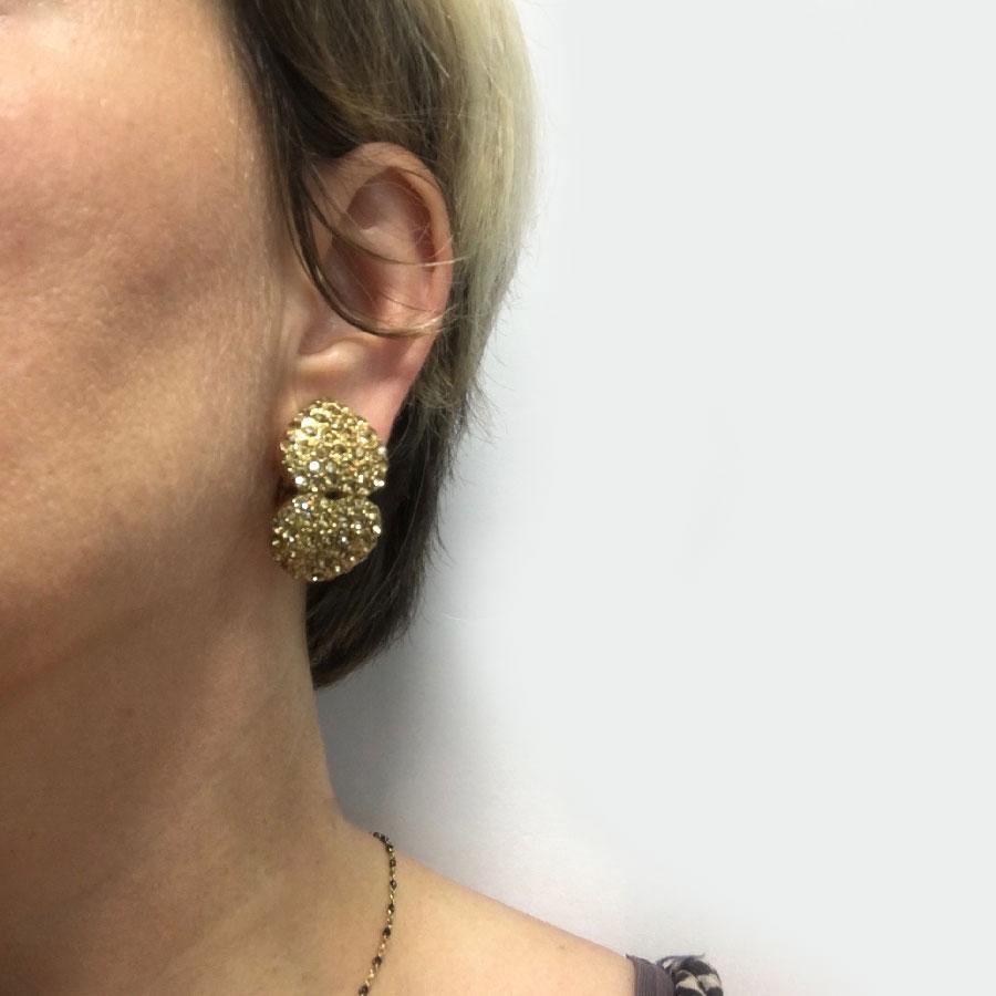 YSL Yves Saint Laurent clip earrings in gold metal and champagne rhinestones.
Immaculate condition. Made in France.
Dimensions: 3x1.8 cm
Delivered in a non original pouch.