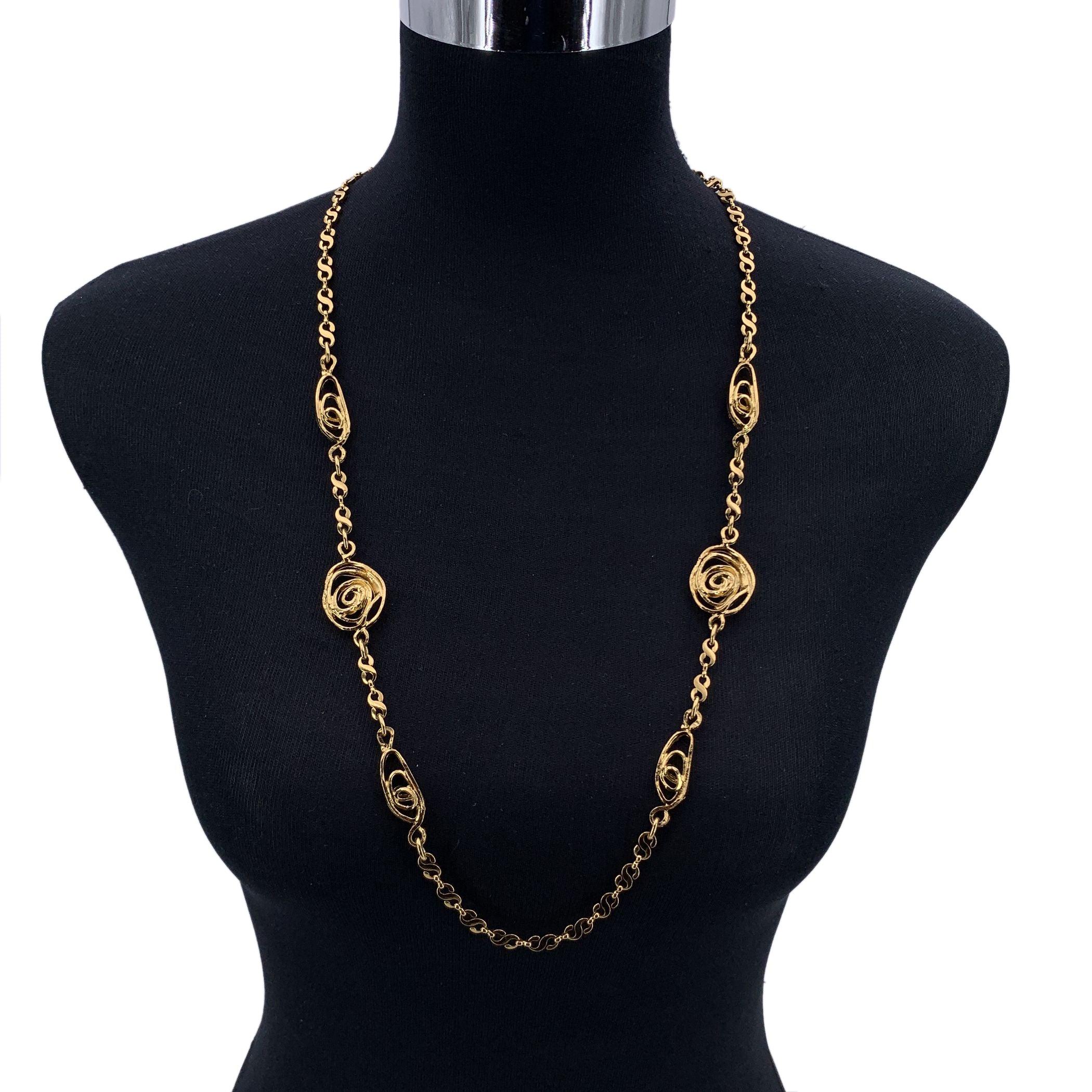 Verleihen Sie Ihrer Schmucksammlung einen Hauch von Vintage-Eleganz mit dieser Halskette von Yves Saint Laurent, einem raffinierten Stück aus der goldenen Ära des YSL-Designs. Sie ist aus goldfarbenem Metall gefertigt und verfügt über S-förmige