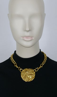 YVES SAINT LAURENT Collier médaillon vintage de création mythologique, couleur or