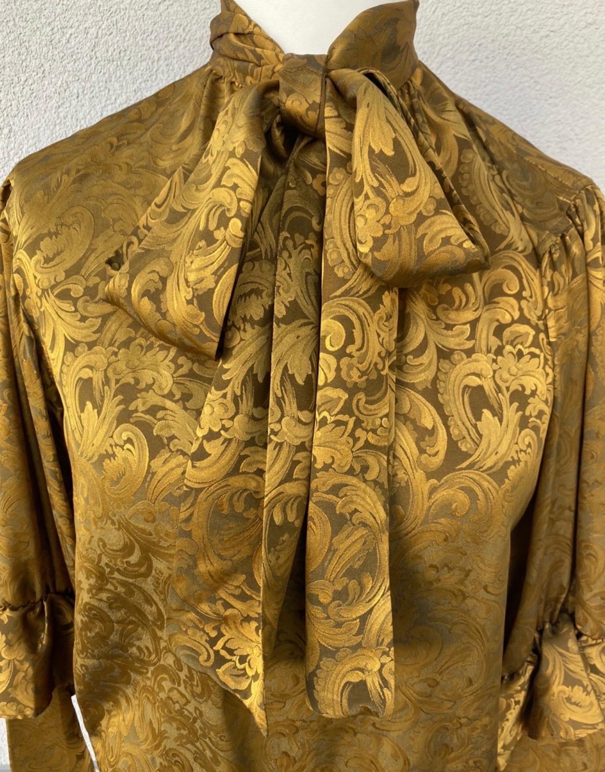 Yves saint Laurent shirt. Vintage piece.
In golden silk with baroque pattern.
French size 36 which corresponds to an Italian 40 but fits like a 42.
measurements:
shoulders 43 cm
bust 50 cm
length 59 cm
sleeve 67 cm
in very good condition. Small