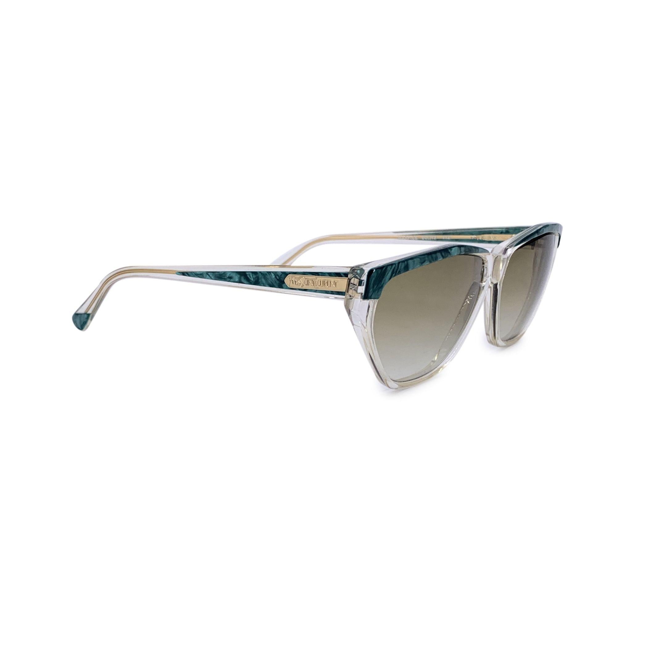El vuelo de las arpías: Gafas de sol vintage de Yves Saint Laurent. Retrocede a la época dorada del glamour con estas gafas de sol vintage Yves Saint Laurent HARPIES, una rara reliquia de finales de los 70 y principios de los 80, una época en la que