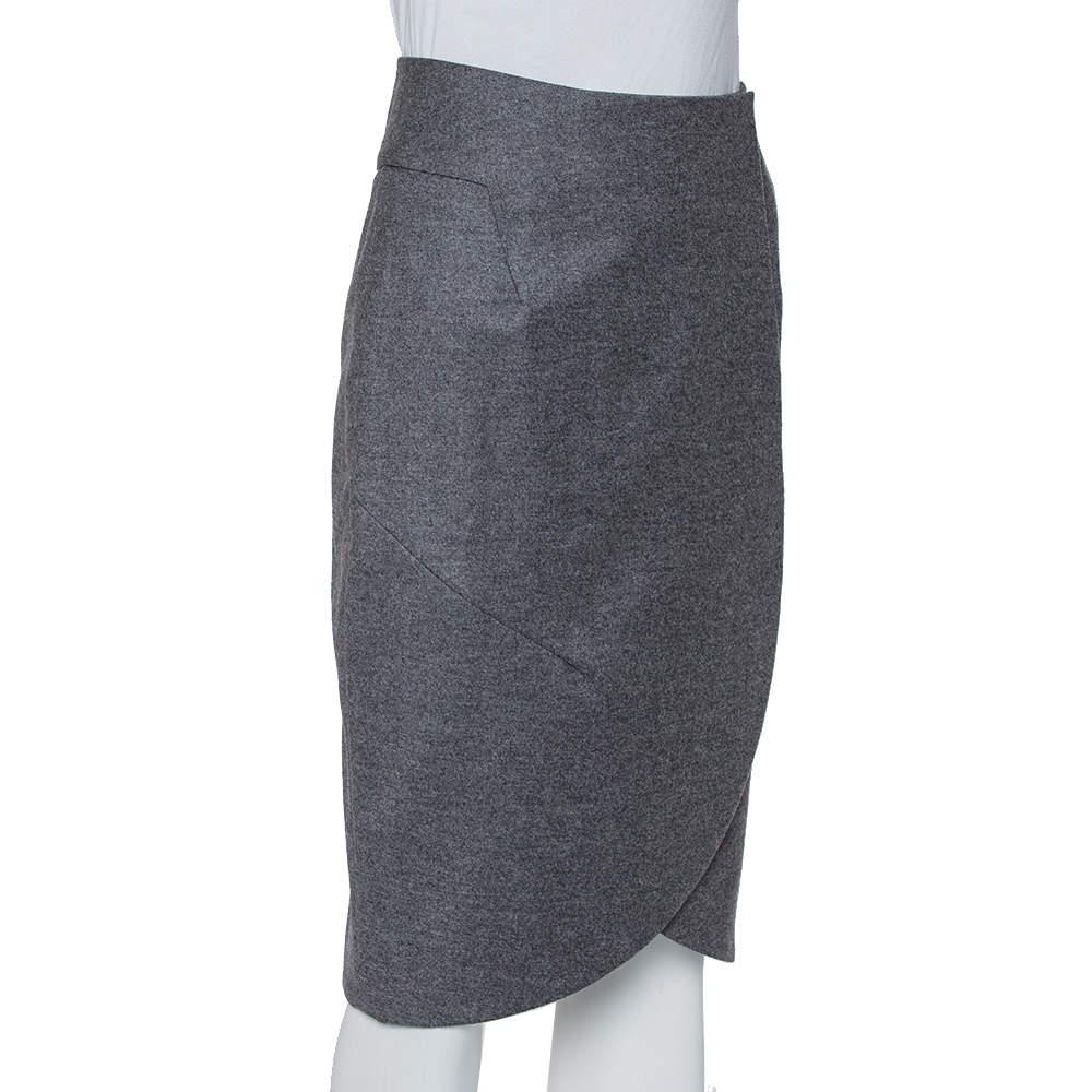 Sleek and sophisticated, this mini skirt by Yves Saint Laurent exudes femininity and will make sure you are the most stunning lady in the room. Crafted from wool and cashmere, it carries a classic shade of grey and can be paired with a host of tops