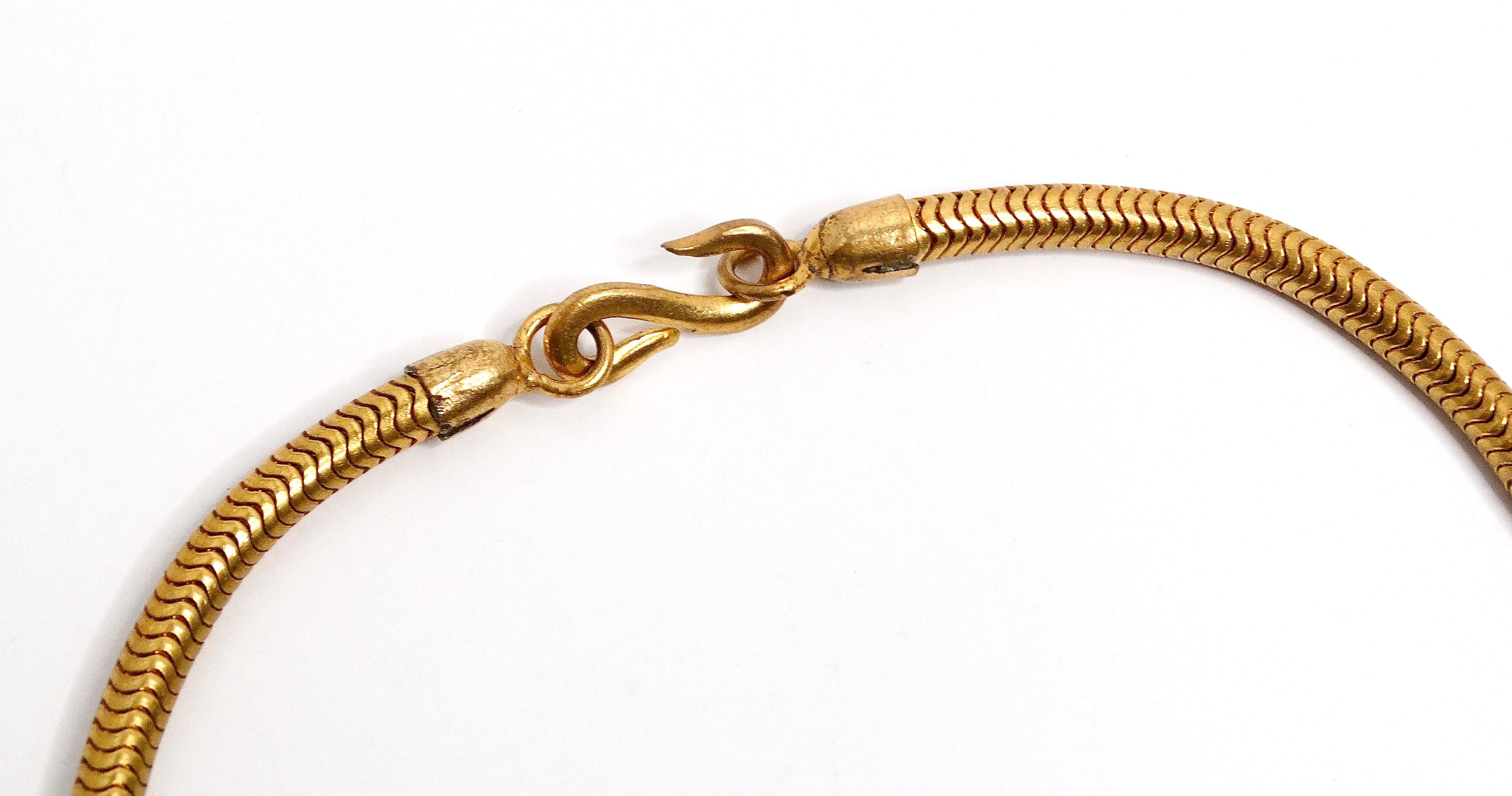 Yves Saint Laurent Collar geométrico de oro martillado vintage en venta 1