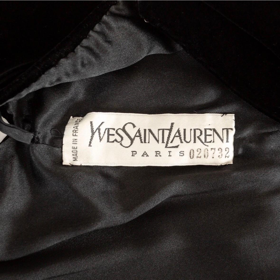 Yves Saint Laurent Vintage Haute Couture Schwarzes Samt-Halterkleid aus Samt im Angebot 3