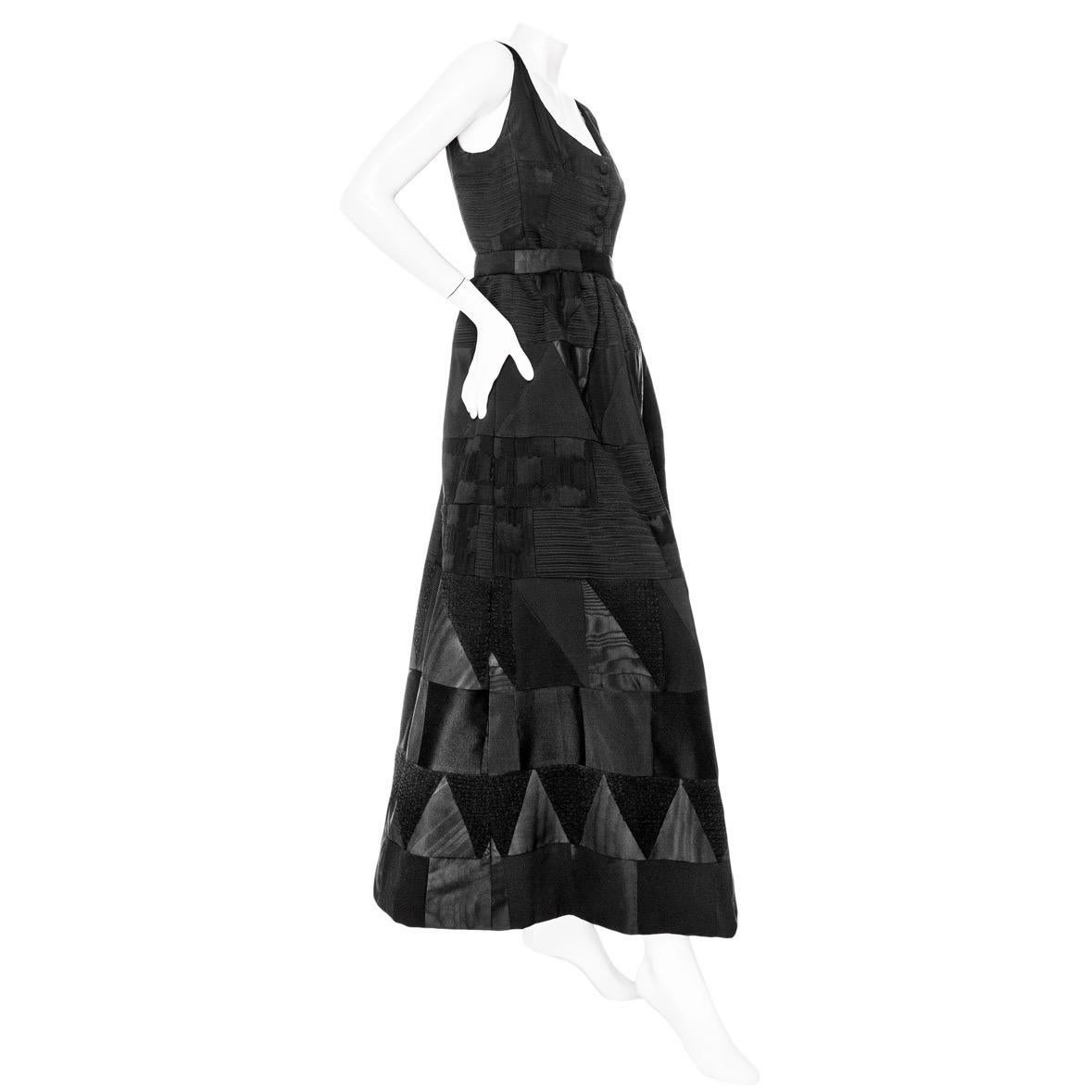 Yves Saint Laurent Vintage Haute Couture - Ensemble deux pièces noir - Top et jupe

Vintage ; vers les années 1960
Noir
Panneaux de patchwork de différents matériaux et techniques
Ensemble deux pièces comprenant un haut et une jupe
Le top est sans