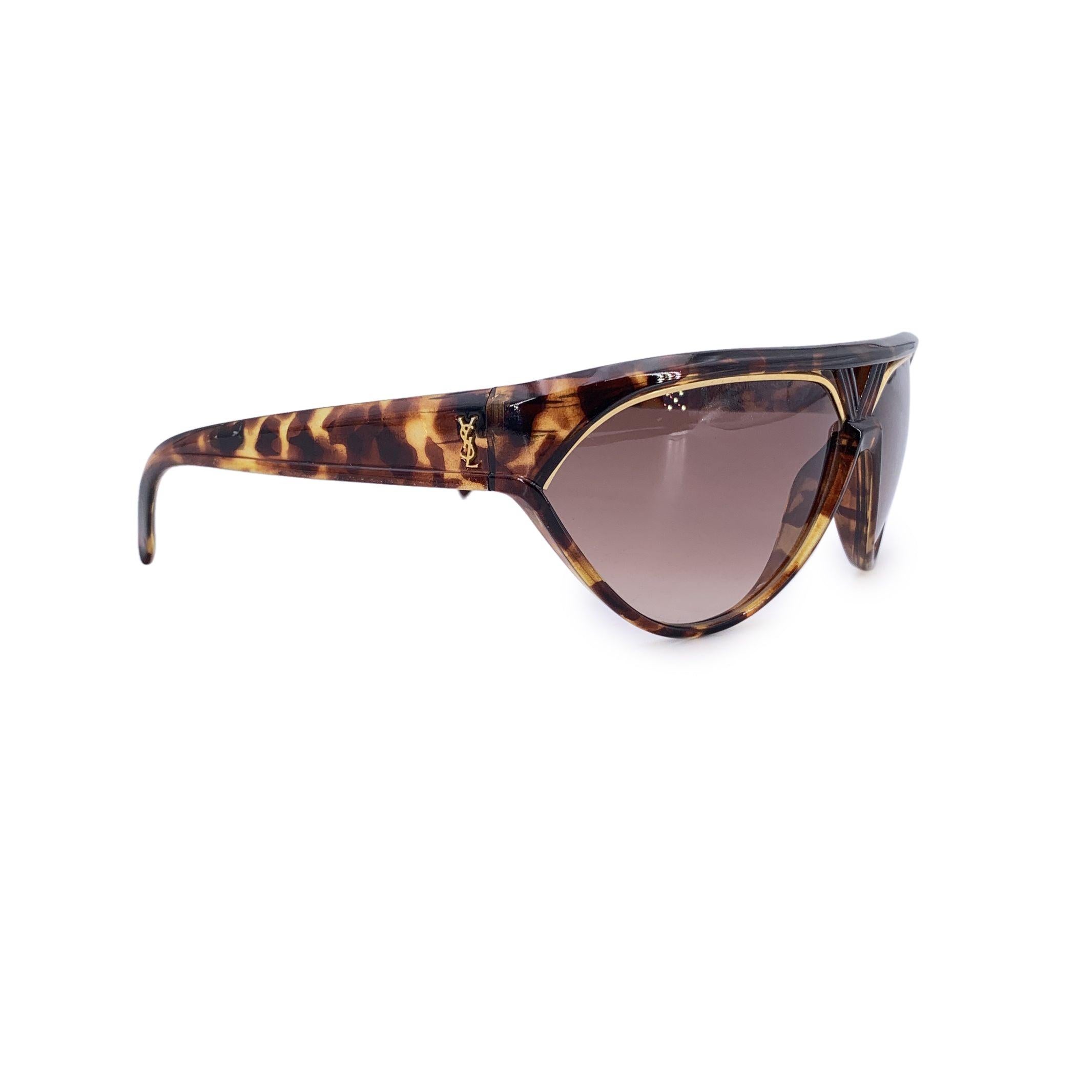 Mit der Yves Saint Laurent Vintage Champs-Élysées 8961-1 Sonnenbrille tauchen Sie ein in den unverfälschten Glamour des Paris der 1980er Jahre - ein Modell, das genauso ikonisch ist wie der Boulevard, nach dem es benannt wurde. Diese in Frankreich