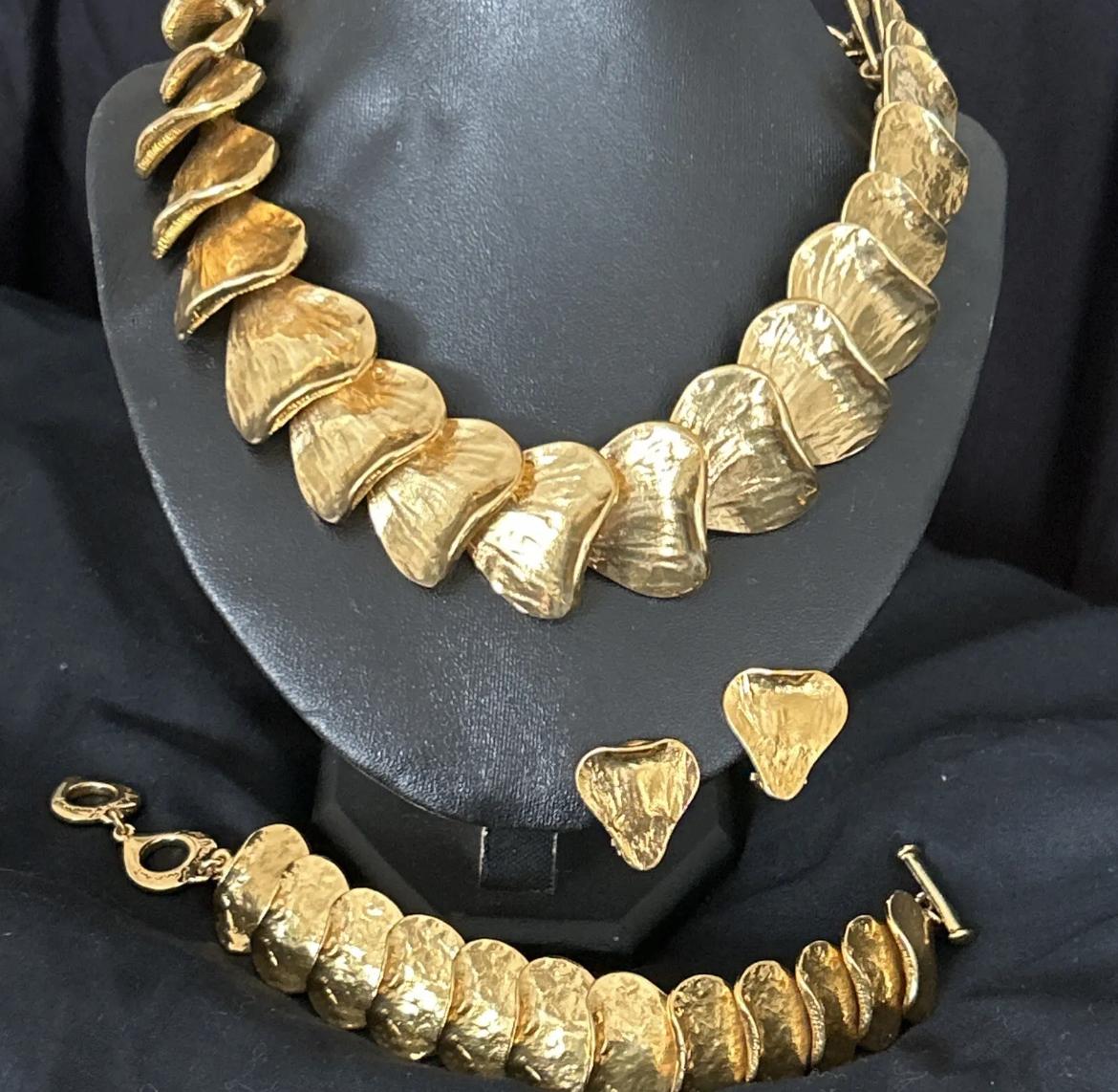
Here is a Rare and Breathtaking  Yves Saint Laurent Vintage Heart Necklace, Bracelet and earrings.

It's a fabulous statement piece necklace with a matching bracelet and clip on earrings..

The set is vintage and is from the early 90s.

Gorgeous