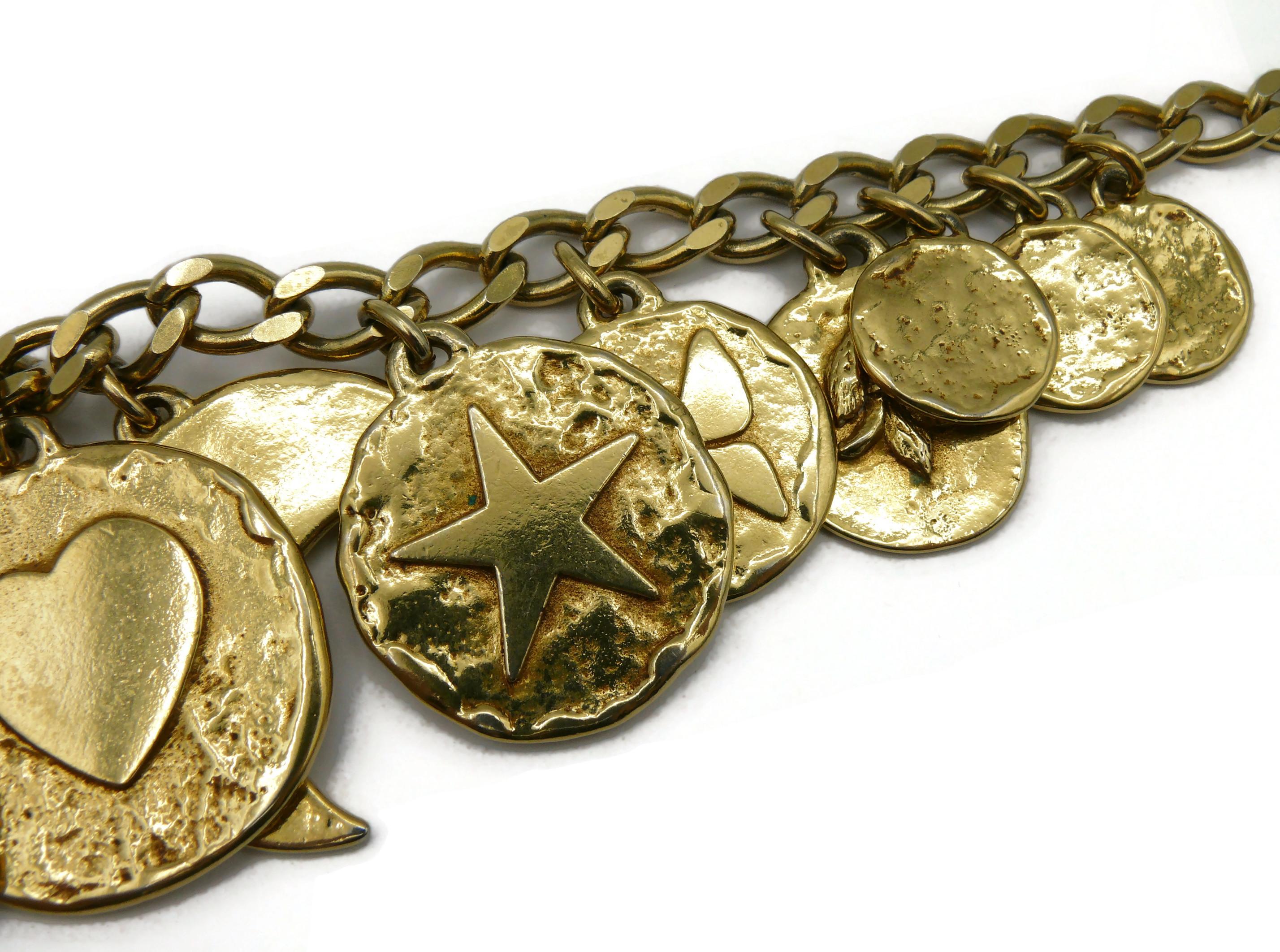 YVES SAINT LAURENT Vintage Ikonische Goldfarbene Charm-Halskette in Goldtönen im Angebot 7