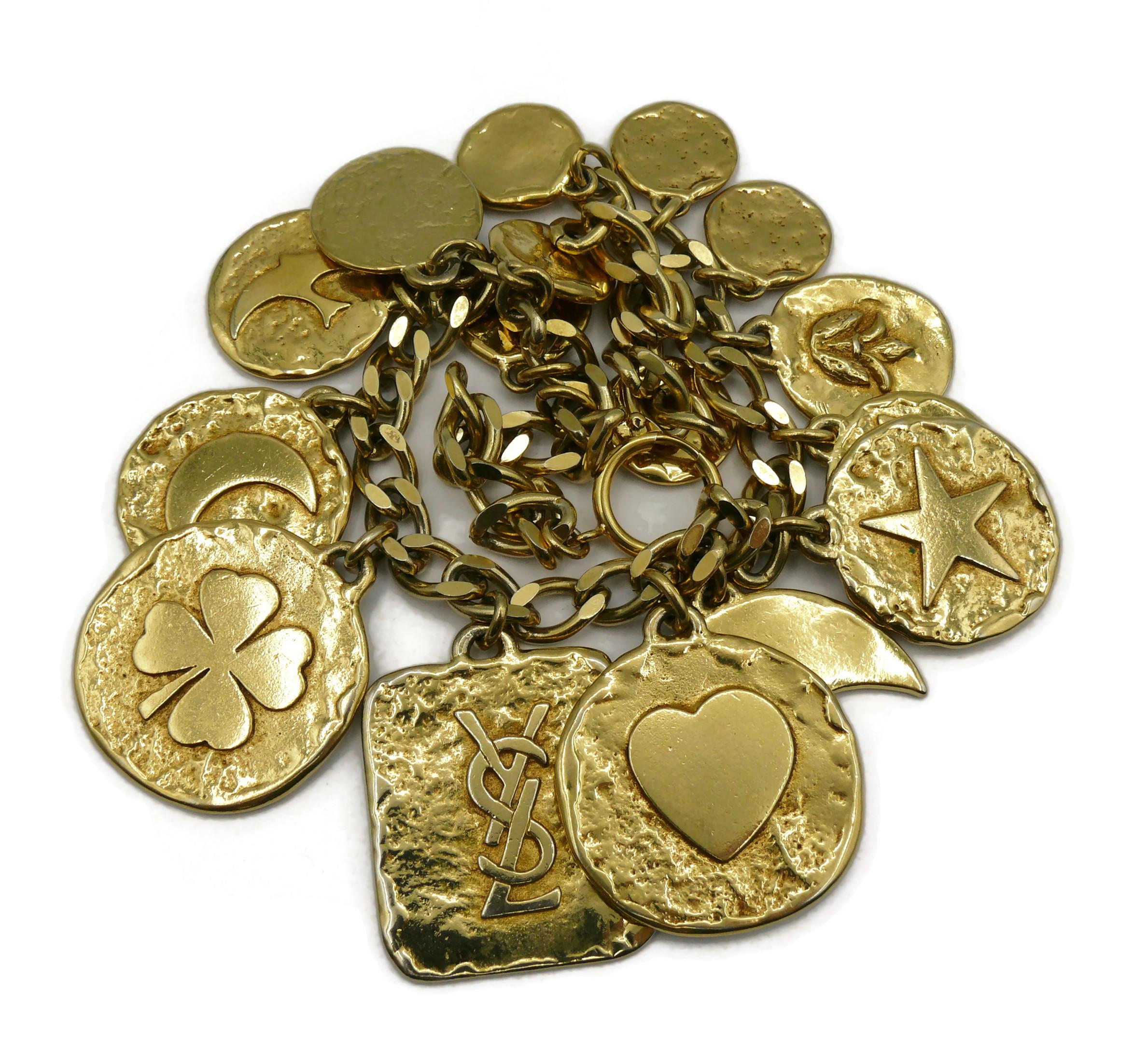 YVES SAINT LAURENT Vintage Ikonische Goldfarbene Charm-Halskette in Goldtönen im Zustand „Gut“ im Angebot in Nice, FR