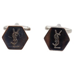 Gemelos hexagonales de Yves Saint Laurent Vintage con el emblemático logotipo plateado y el sello de la marca YSL