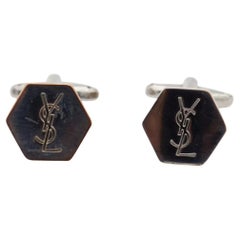 Gemelos hexagonales de Yves Saint Laurent Vintage con el emblemático logotipo plateado y el sello de la marca YSL