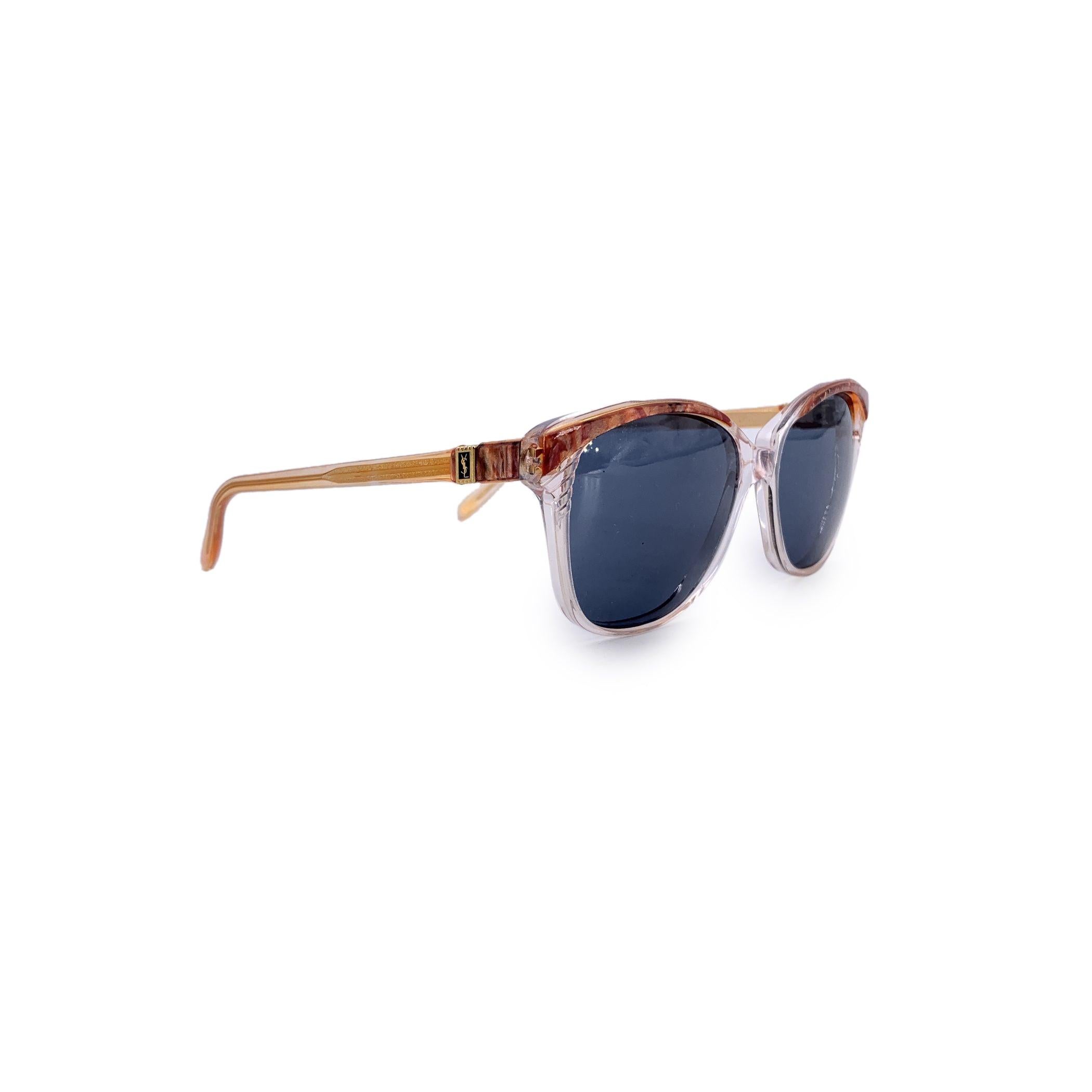 Ein wahres Statement avantgardistischer Eleganz ist diese Vintage-Sonnenbrille von Yves Saint Laurent, Modell SOPHOCLE, ein seltener Fund aus dem goldenen Zeitalter der französischen Couture-Brillen. Der in Frankreich handgefertigte Rahmen aus
