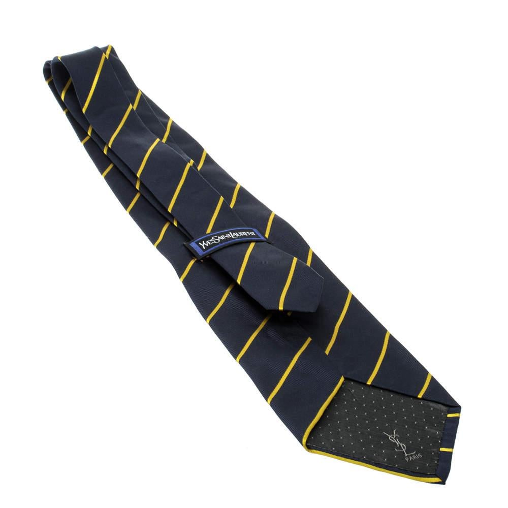Créez un look impressionnant sans effort pour votre tenue formelle en misant sur cette cravate de classe de Saint Laurent Paris. Confectionné en soie, il présente un imprimé rayé classique qui donne une nouvelle classe à votre chemise monochrome et
