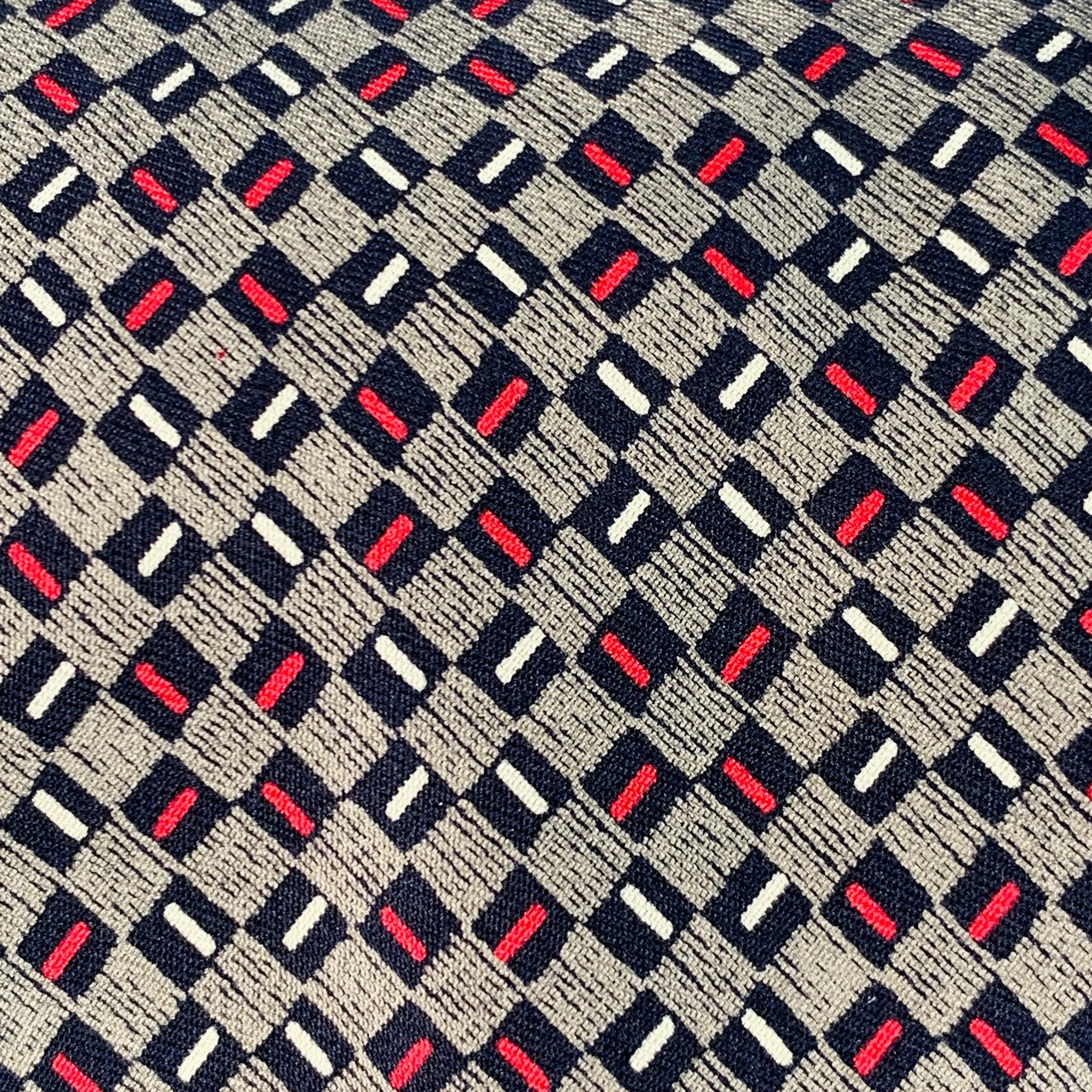 Cravatta vintage di Yves Saint Laurent in seta blu, rossa e bianca con motivo a scacchi. Larghezza: 3,25 pollici Lunghezza: 59,5 pollici 
  
  
 
Riferimento Sui Generis: 140800
Categoria: Cravatta
Ulteriori dettagli
    
Marchio:  YVES SAINT