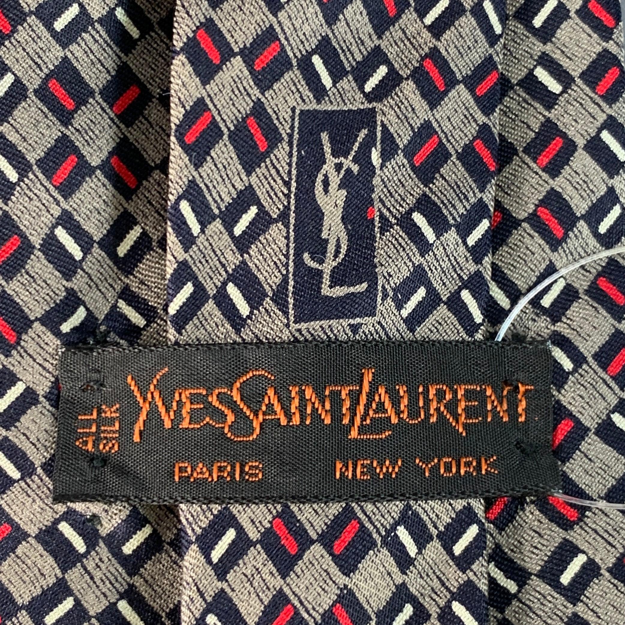 Yves Saint Laurent Vintage, cravatta in seta a scacchi bianchi e rossi, vintage, di colore blu. In condizioni buone in vendita a San Francisco, CA