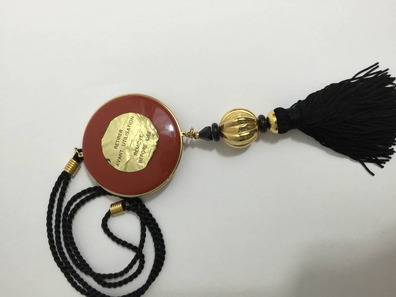 Yves Saint Laurent - Collier pendentif opium vintage et perles dorées à pompon noir en vente 1