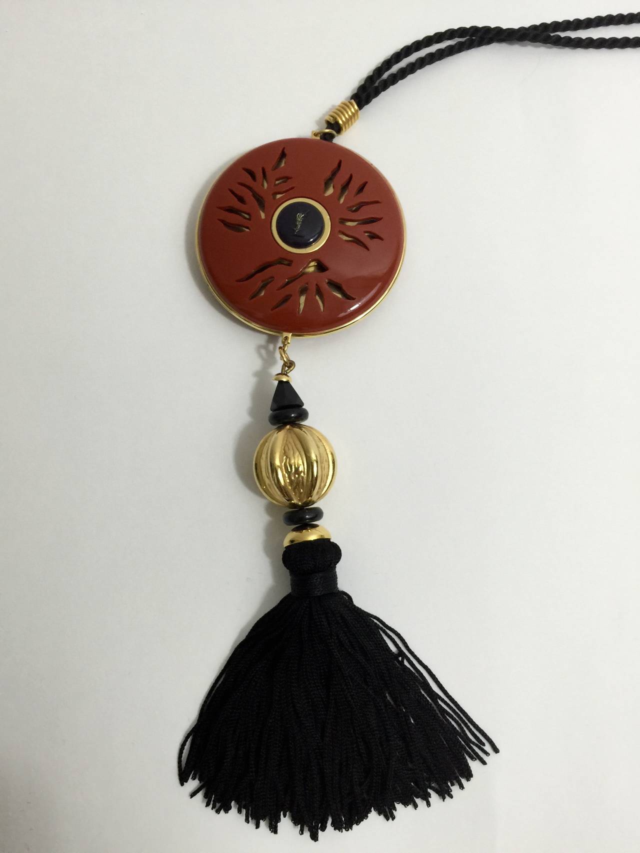 Yves Saint Laurent - Collier pendentif opium vintage et perles dorées à pompon noir en vente 3