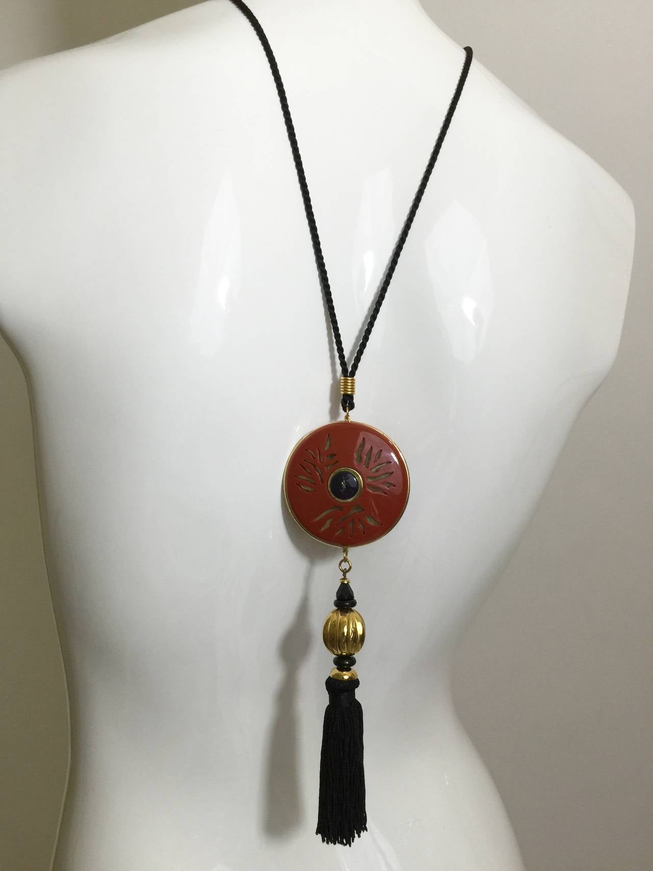 Yves Saint Laurent - Collier pendentif opium vintage et perles dorées à pompon noir en vente 4