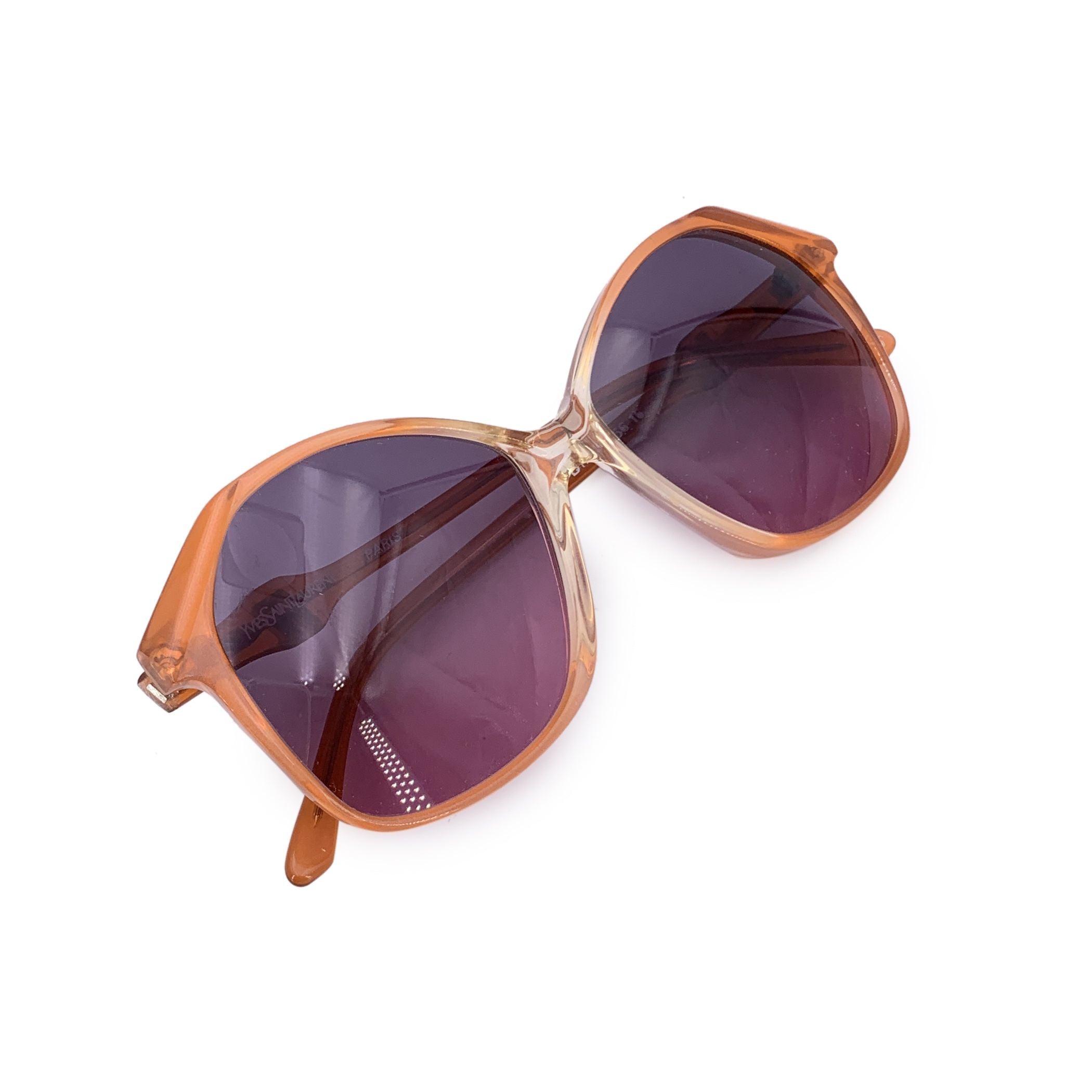 Audacieuses, rayonnantes et indéniablement chics, ces lunettes de soleil vintage orange Yves Saint Laurent, modèle DIANE, sont un hommage éclatant au glamour français des années 1980. Avec leur silhouette papillon saisissante et leur riche teinte