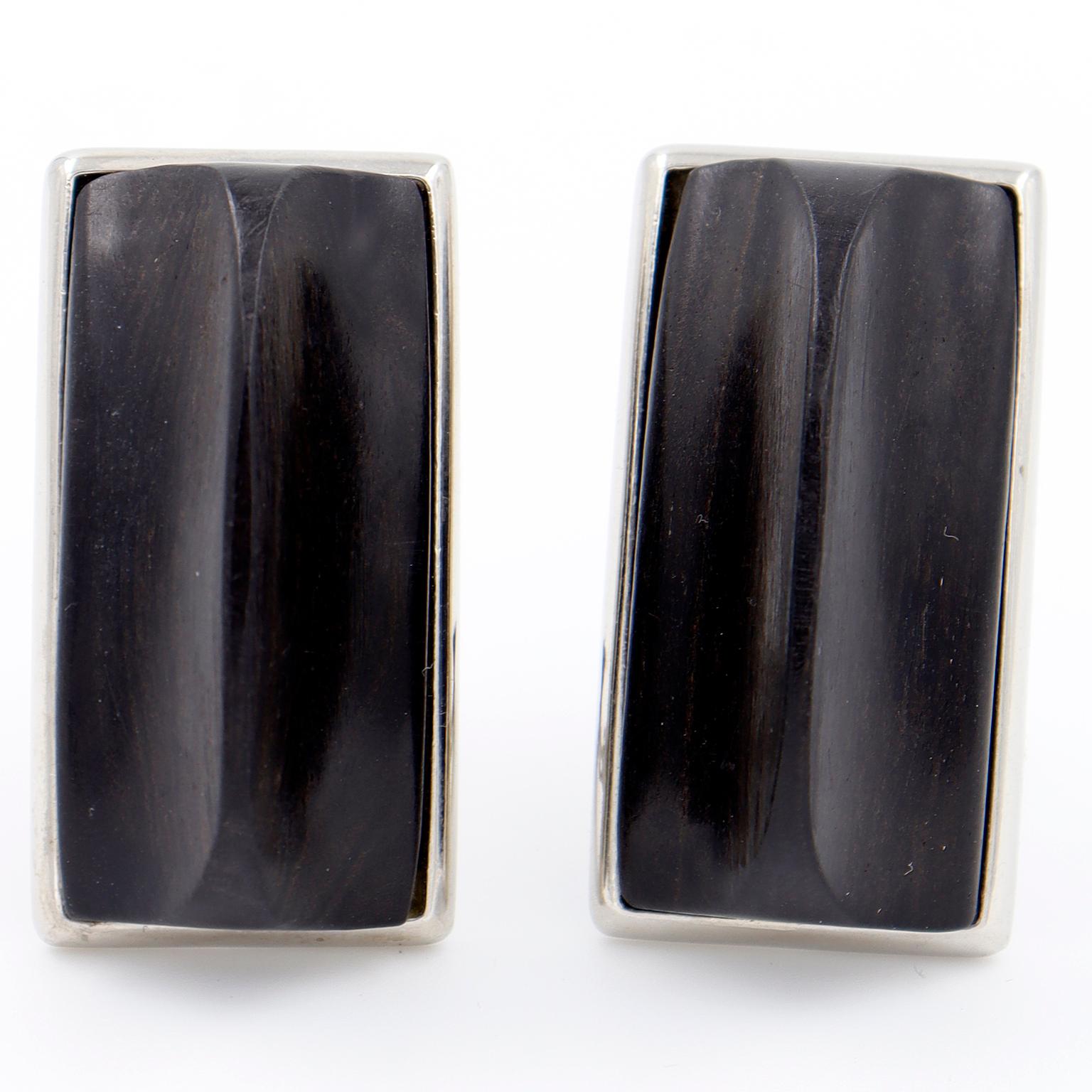 Ces boucles d'oreilles vintage YSL surdimensionnées en bois d'ébène noir sont si uniques. Elles ont une forme rectangulaire 