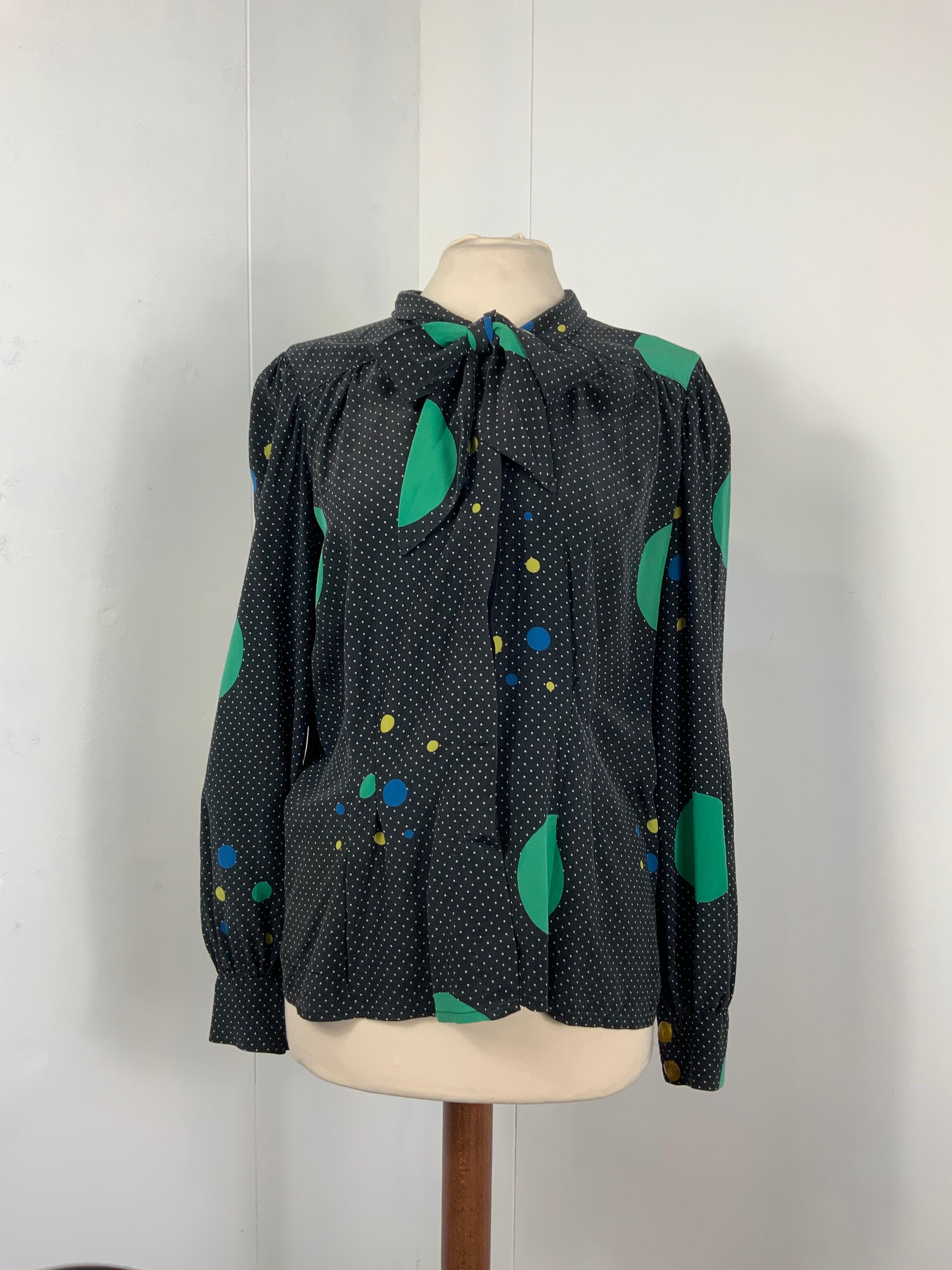Yves Saint Laurent vintage bluse.
Rive gauche.
100% silk. Pois pattern.
Size 40.
Measurements:
Shoulders 40 cm
Bust 50 cm
Length 66 cm
Sleeves 64 cm
Conditions: very good- Previously owned and gently worn, with little signs of use. It shows a little