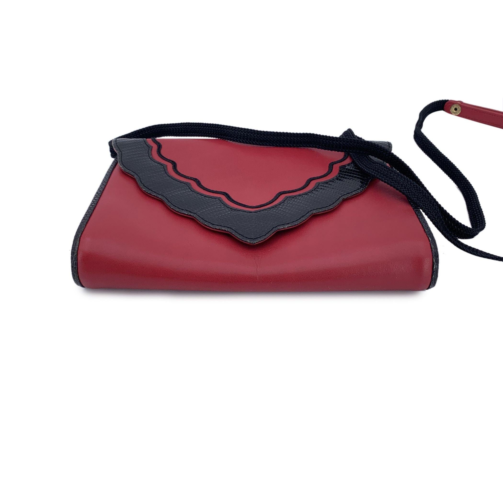 Yves Saint Laurent Vintage Red Black Convertible Leather Crossbody Bag Bon état - En vente à Rome, Rome