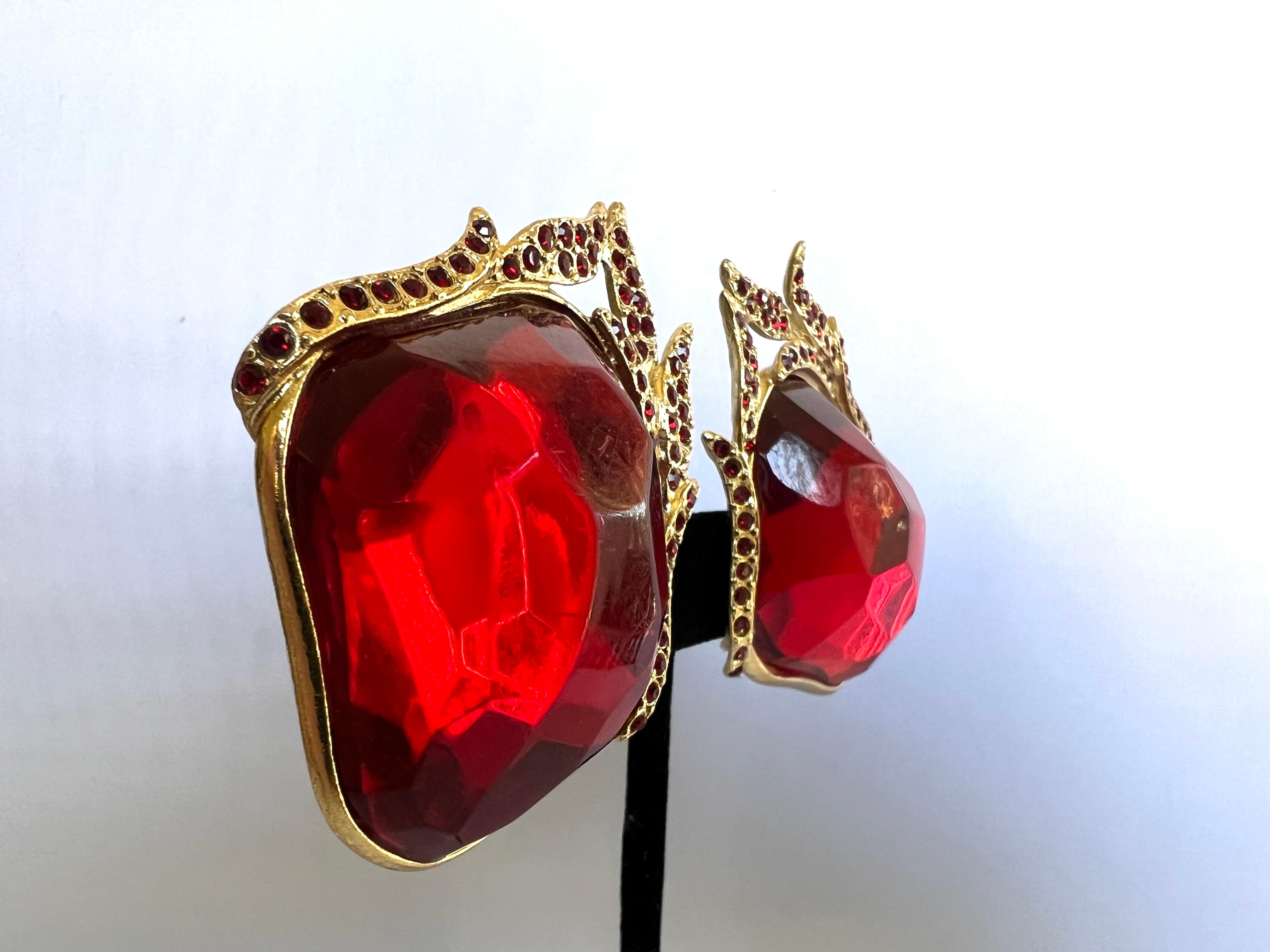 Yves Saint Laurent Vintage Rote geflammte Acryl-Ohrringe  (Kunsthandwerker*in) im Angebot