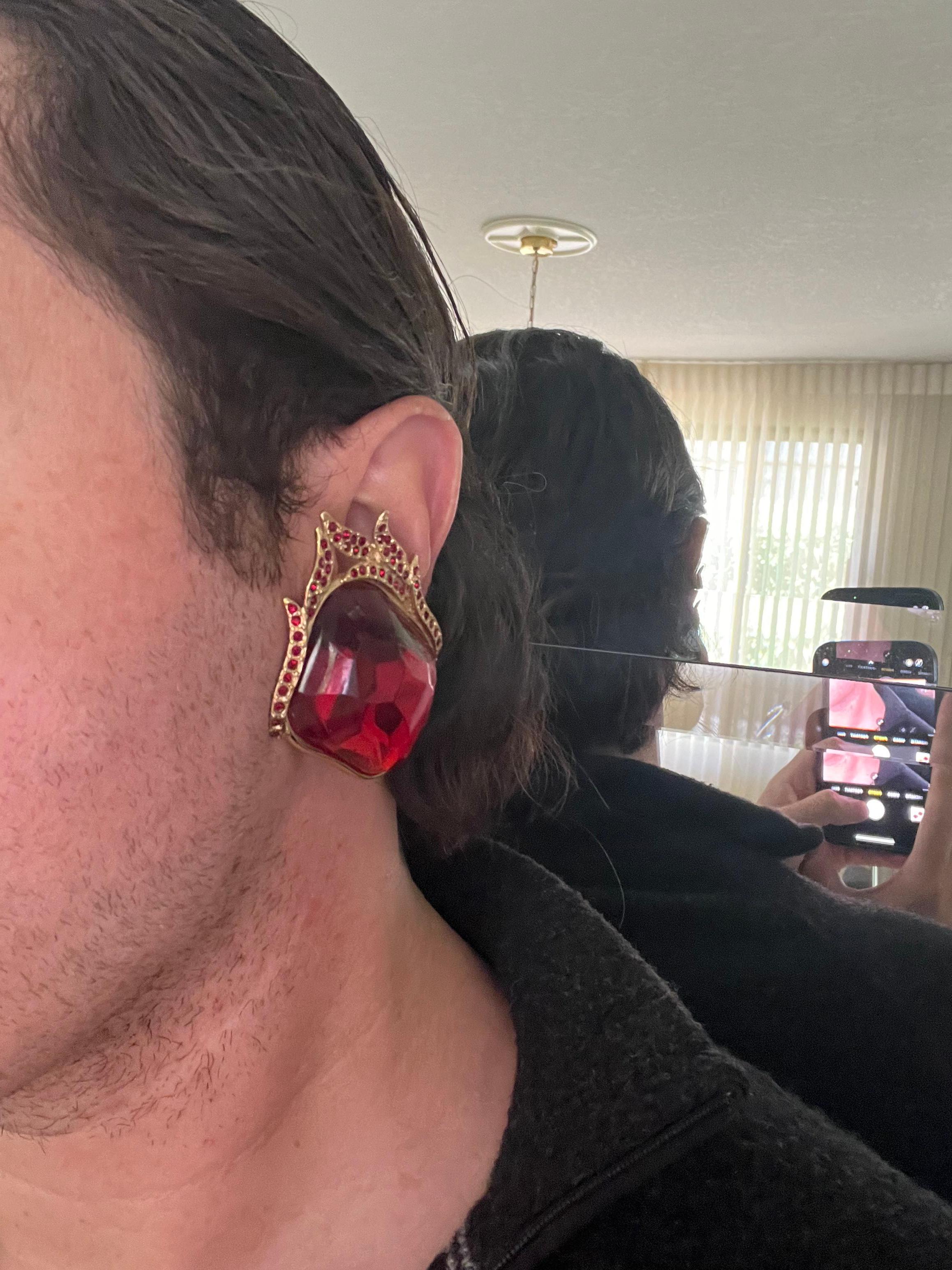 Yves Saint Laurent Vintage Rote geflammte Acryl-Ohrringe  im Angebot 3