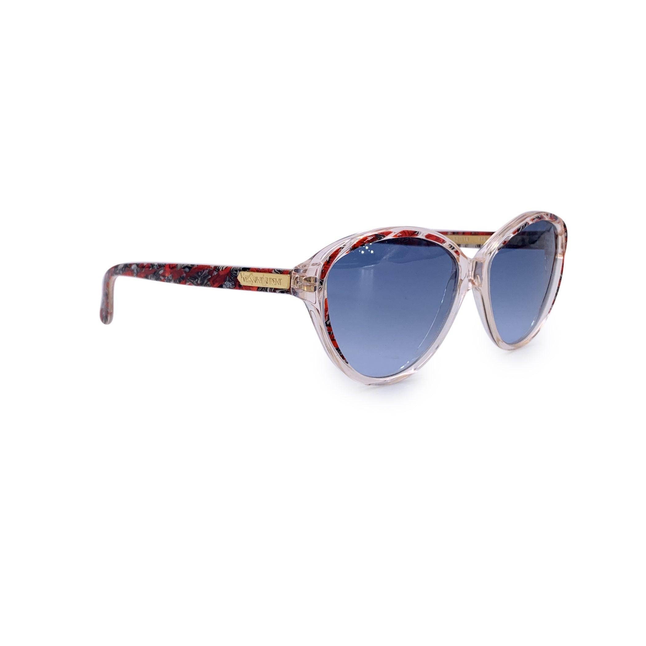 Estas gafas de sol vintage Yves Saint Laurent, modelo ARION, son una llamativa joya del espíritu audaz de la moda de los años 80, y se conservan en perfecto estado: un hallazgo raro y radiante para coleccionistas y conocedores del estilo por igual.
